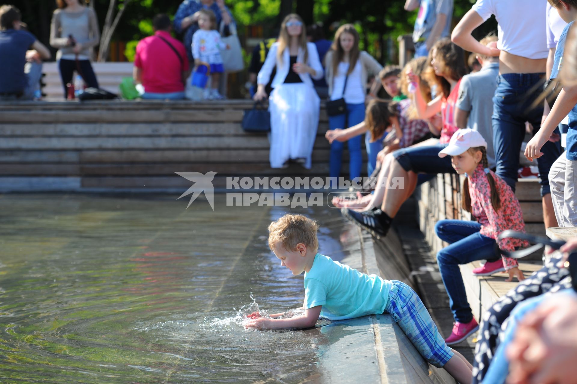 Москва. Мальчик играет в фонтане в Парке Горького.