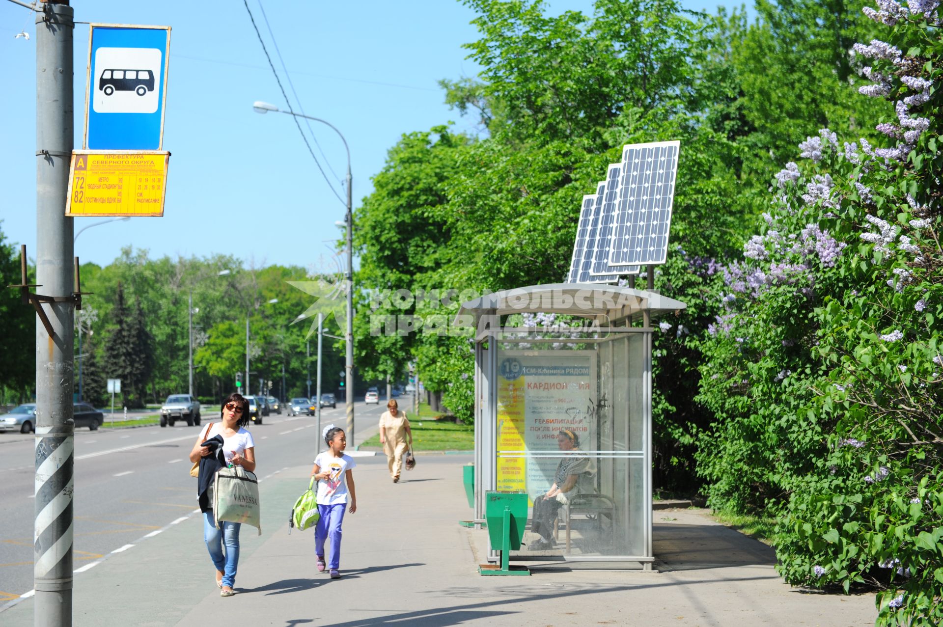 Москва. Солнечные батареи на крыше автобусной остановки.