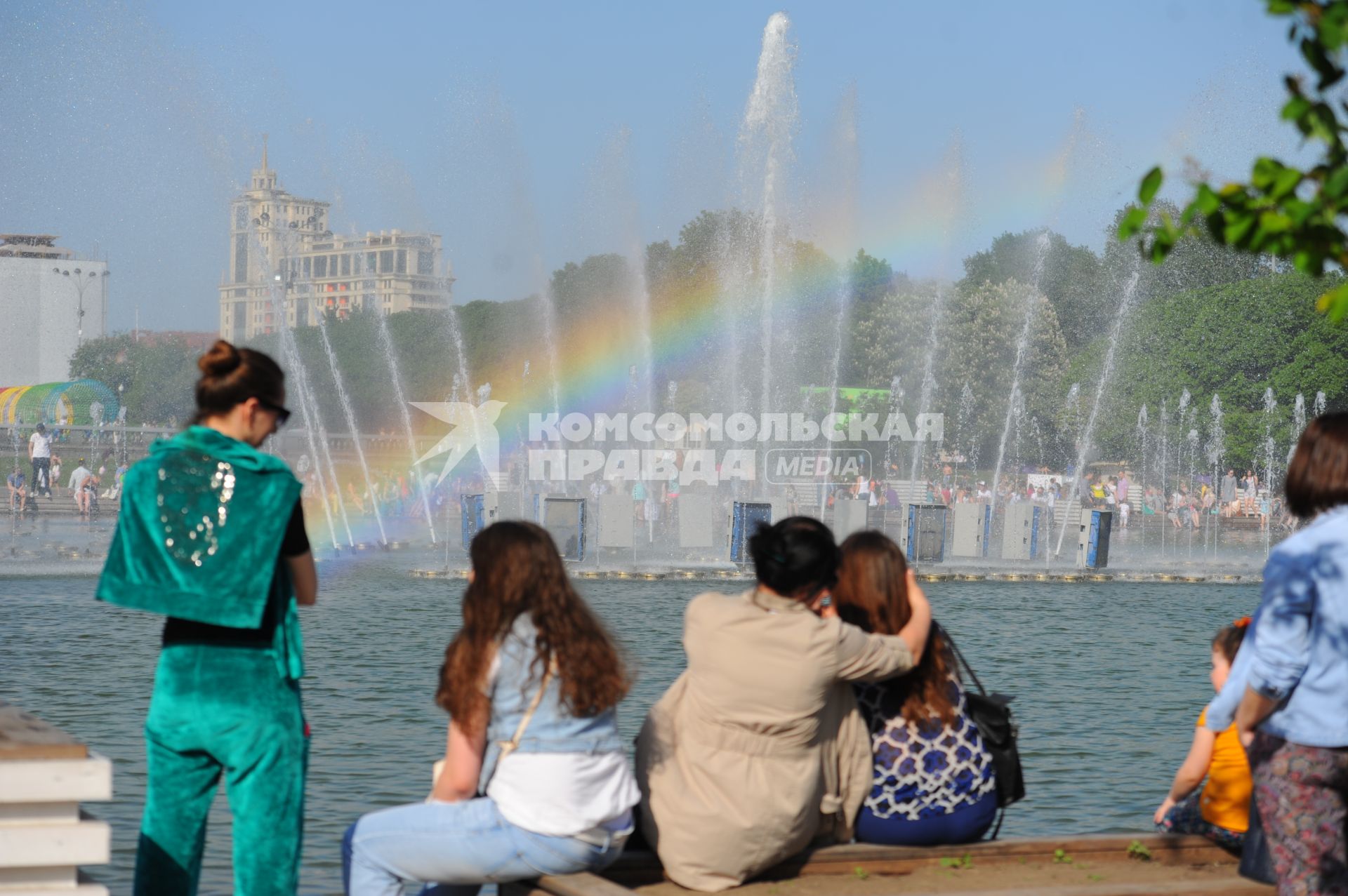 Москва. Радуга над фонтаном в Парке Горького.