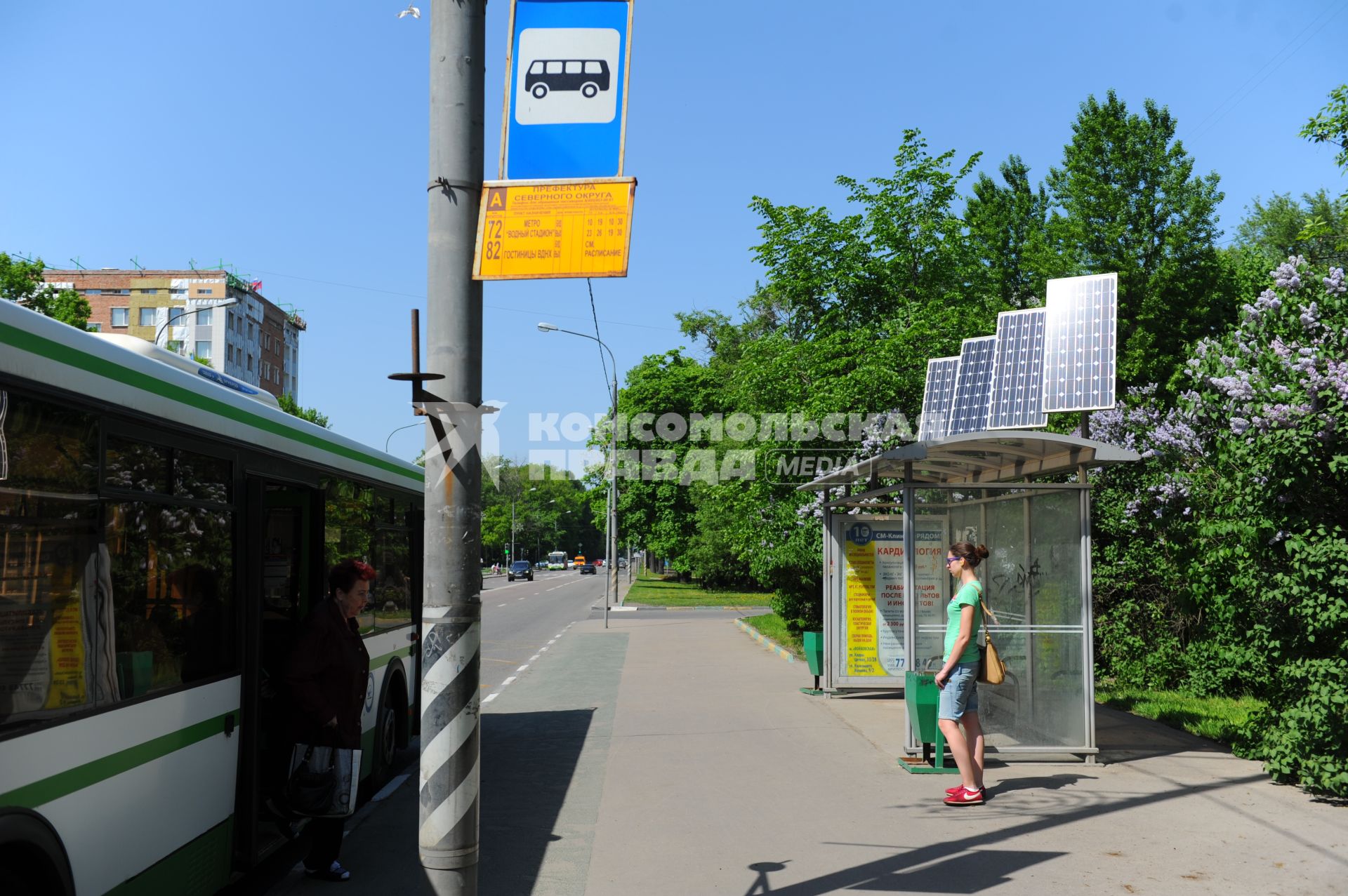 Москва. Солнечные батареи на крыше автобусной остановки.