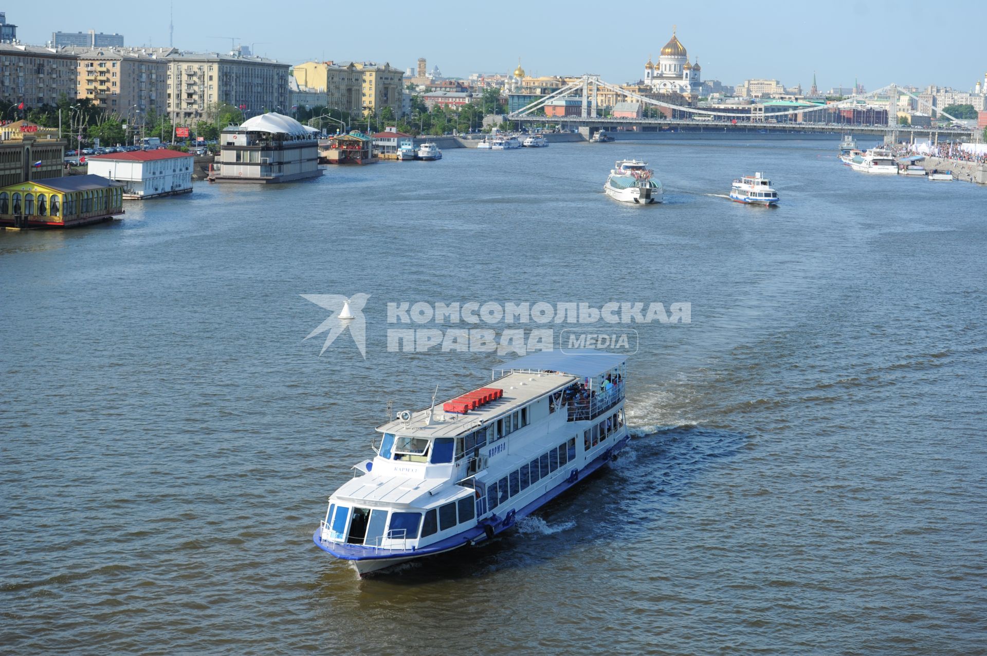 Москва. Речной трамвайчик плывет по Москва-реке.