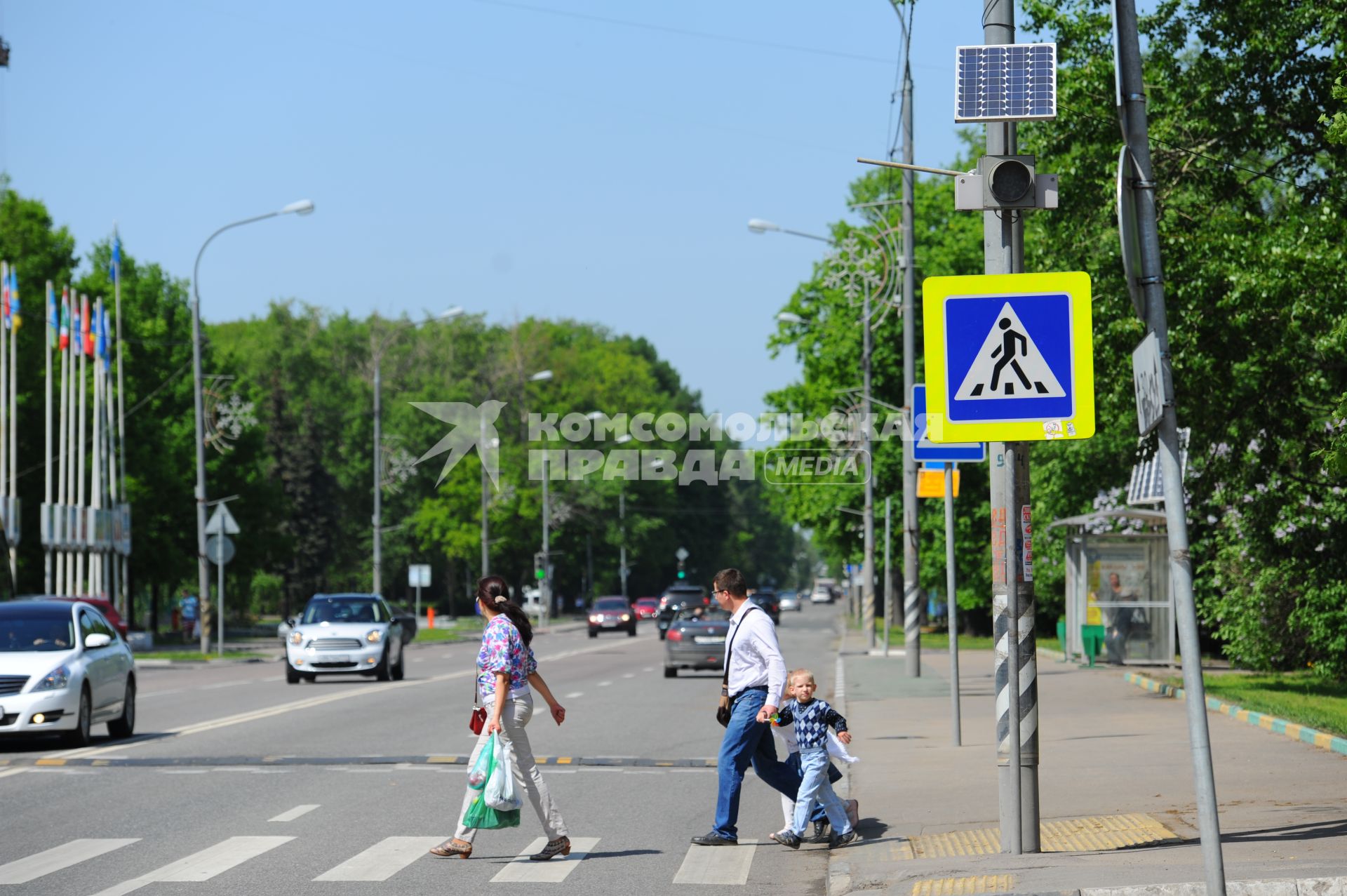 Москва. Светофор на солнечных батареях.