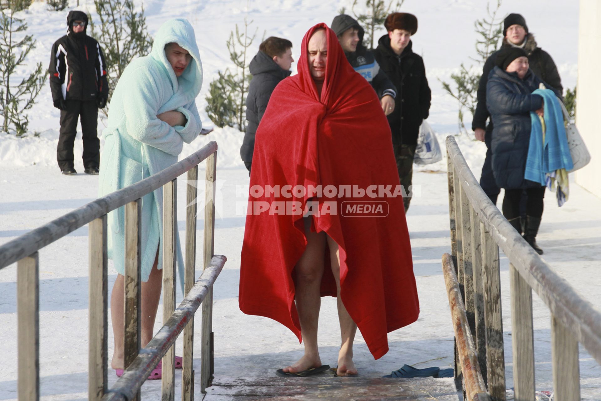 Крещенские купания в Барнауле. Мужчины у проруби.