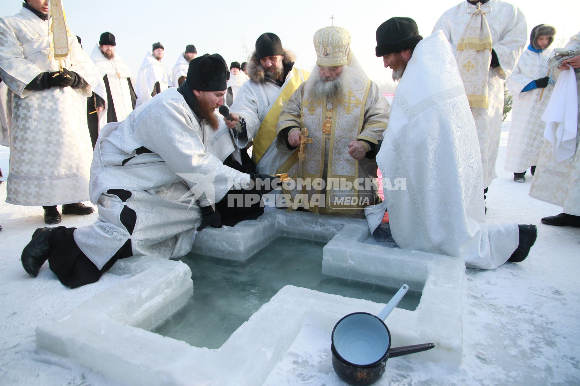 Крещенские купания в Барнауле. Священнослужитель освящает прорубь.