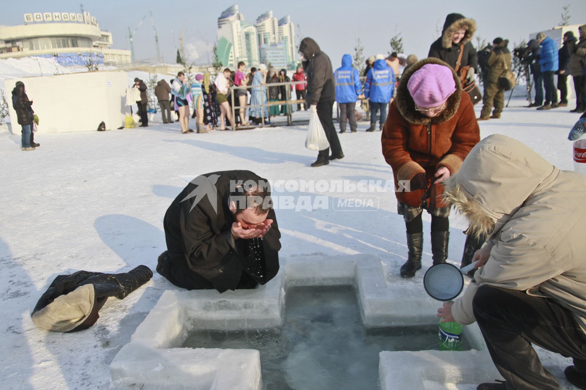 Крещенские купания в Барнауле. Люди набирают воду в проруби.