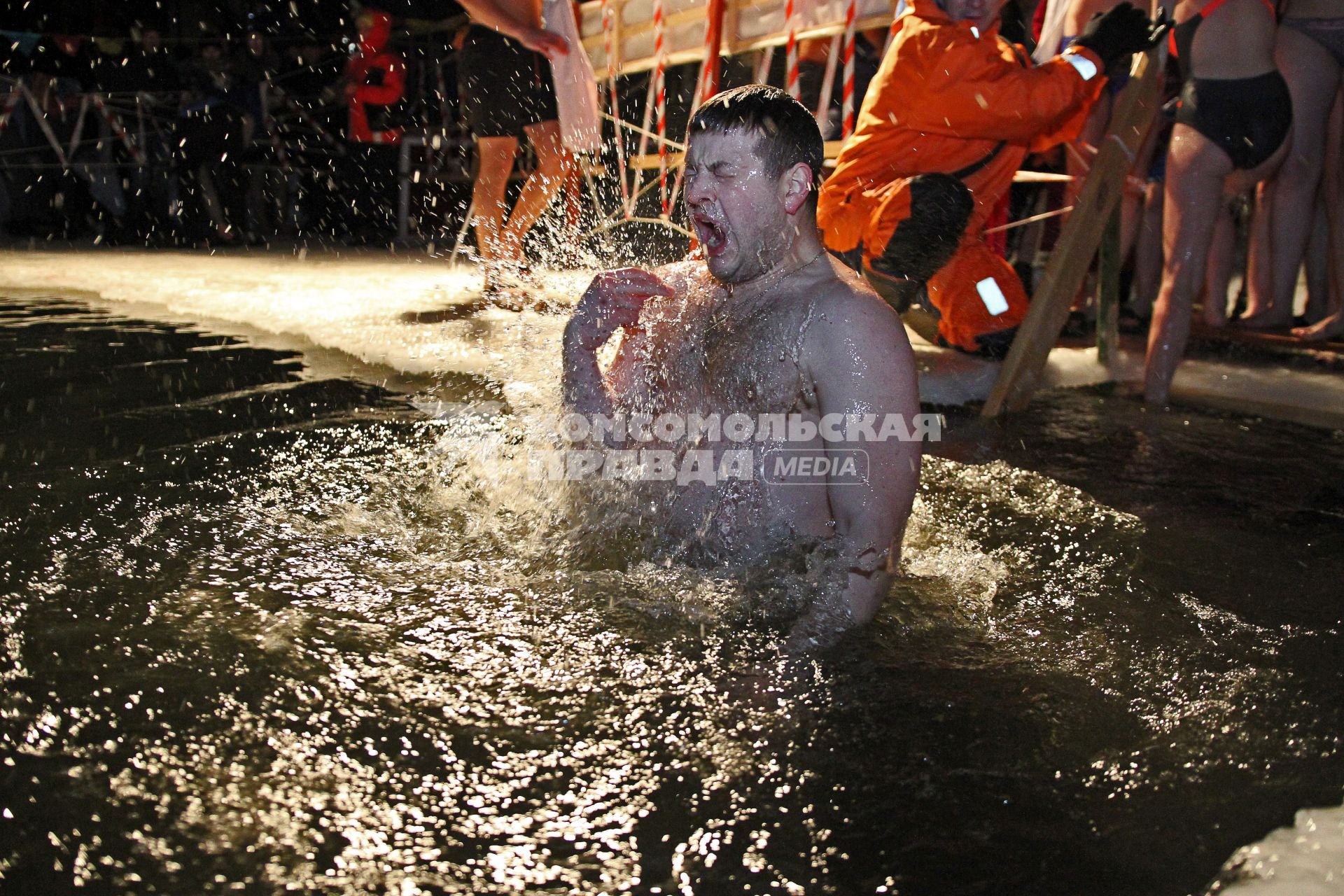 Крещенские купания в Уфе. Мужчина окунается в проруби.