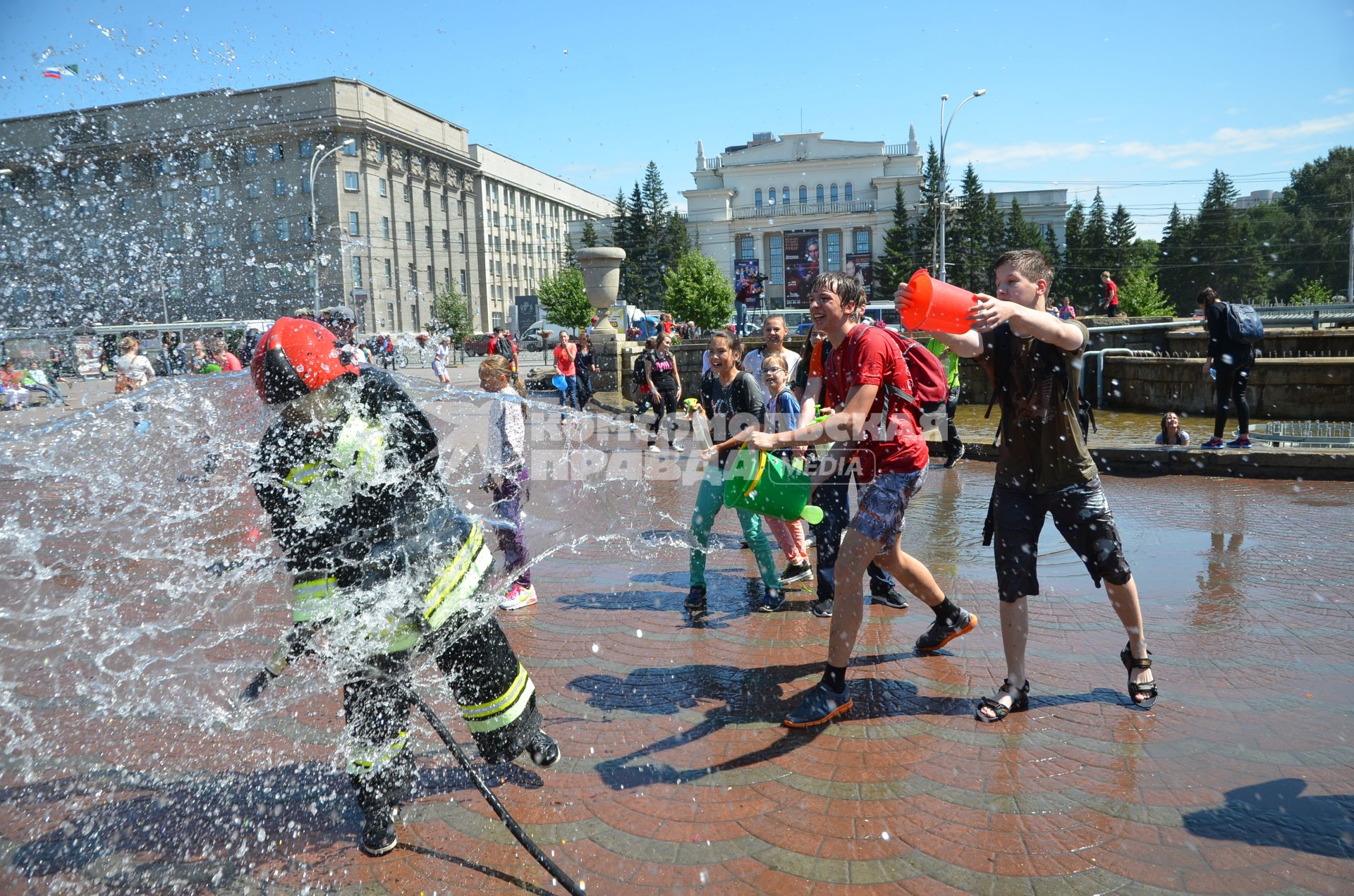 Новосибирск. Молодежь поливает другу друга водой в День Ивана Купалы.