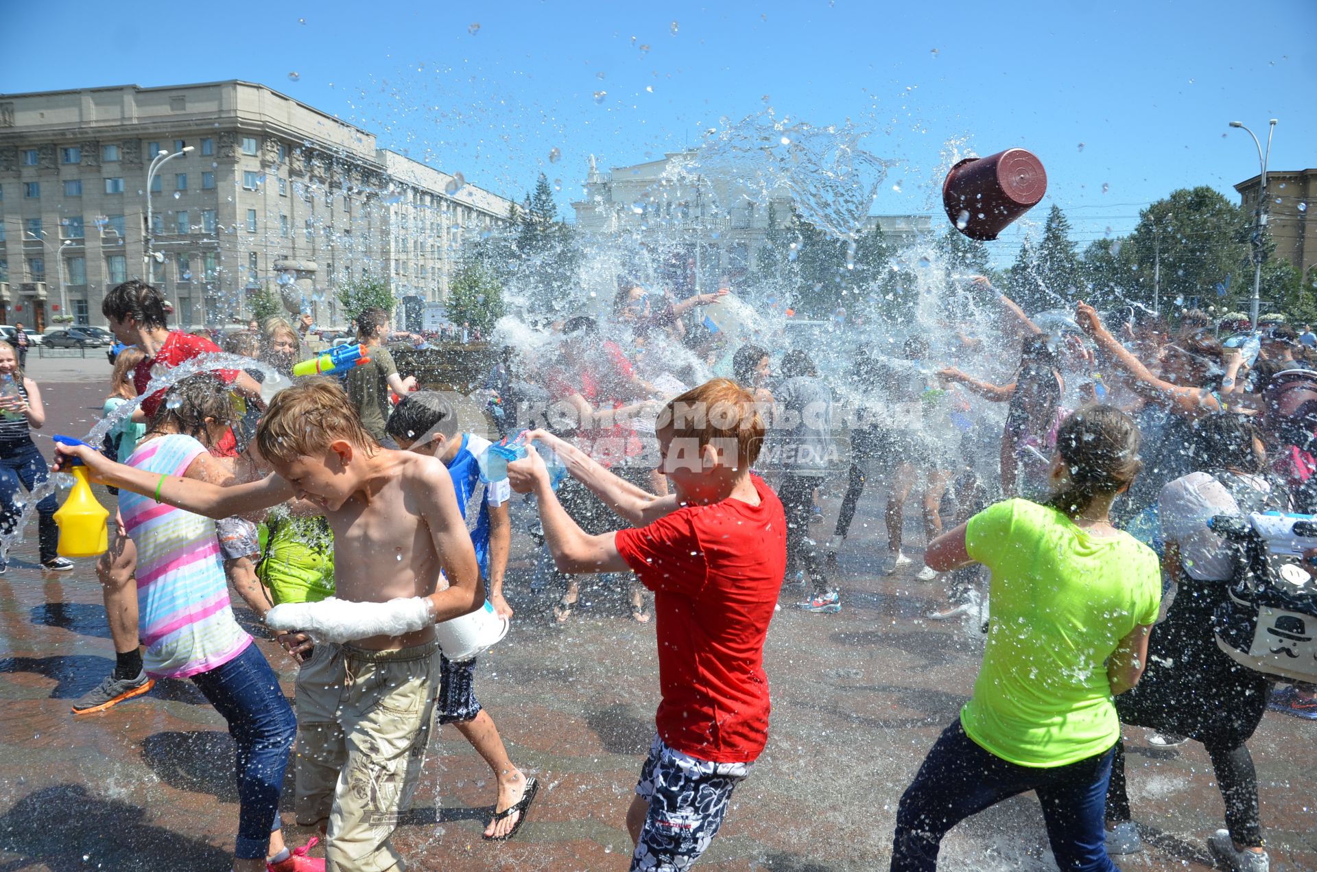 Новосибирск. Молодежь поливает другу друга водой в День Ивана Купалы.