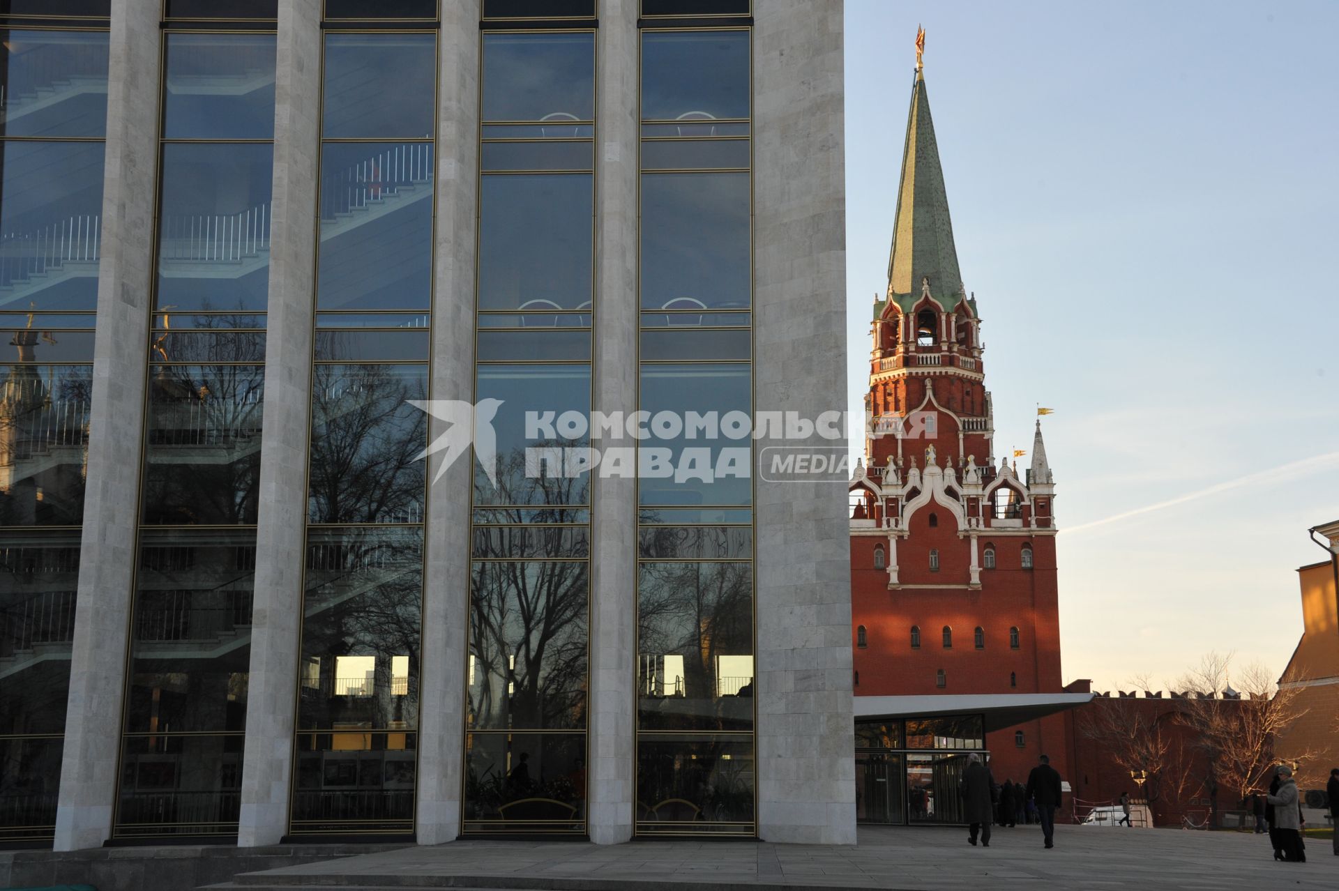 Москва. Вид на Государственный Кремлевский дворец (слева) и Троицкую башню (справа) на территории  Кремля.