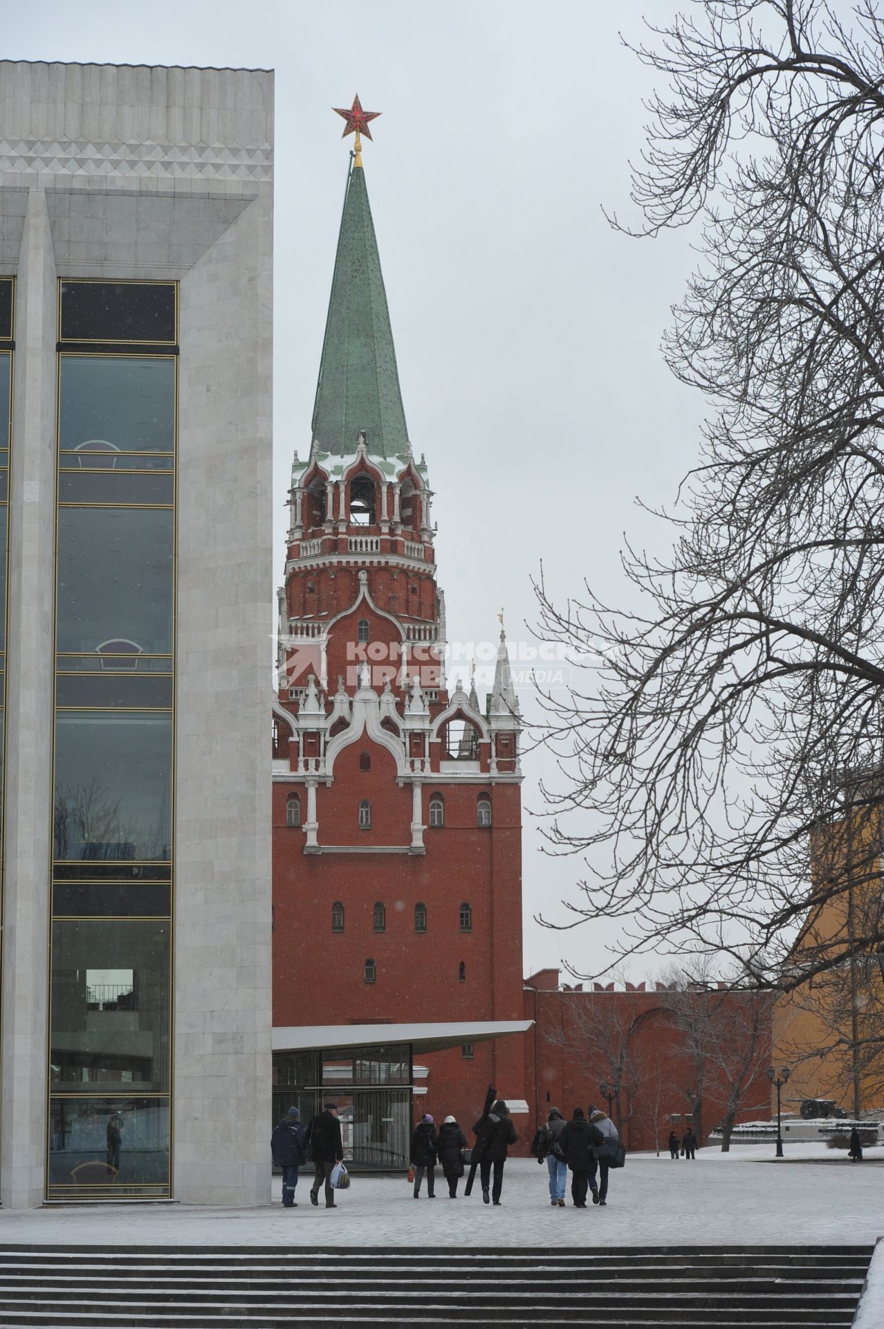 Москва. Вид на Государственный Кремлевский дворец (слева) и Троицкую башню (справа) на территории  Кремля.