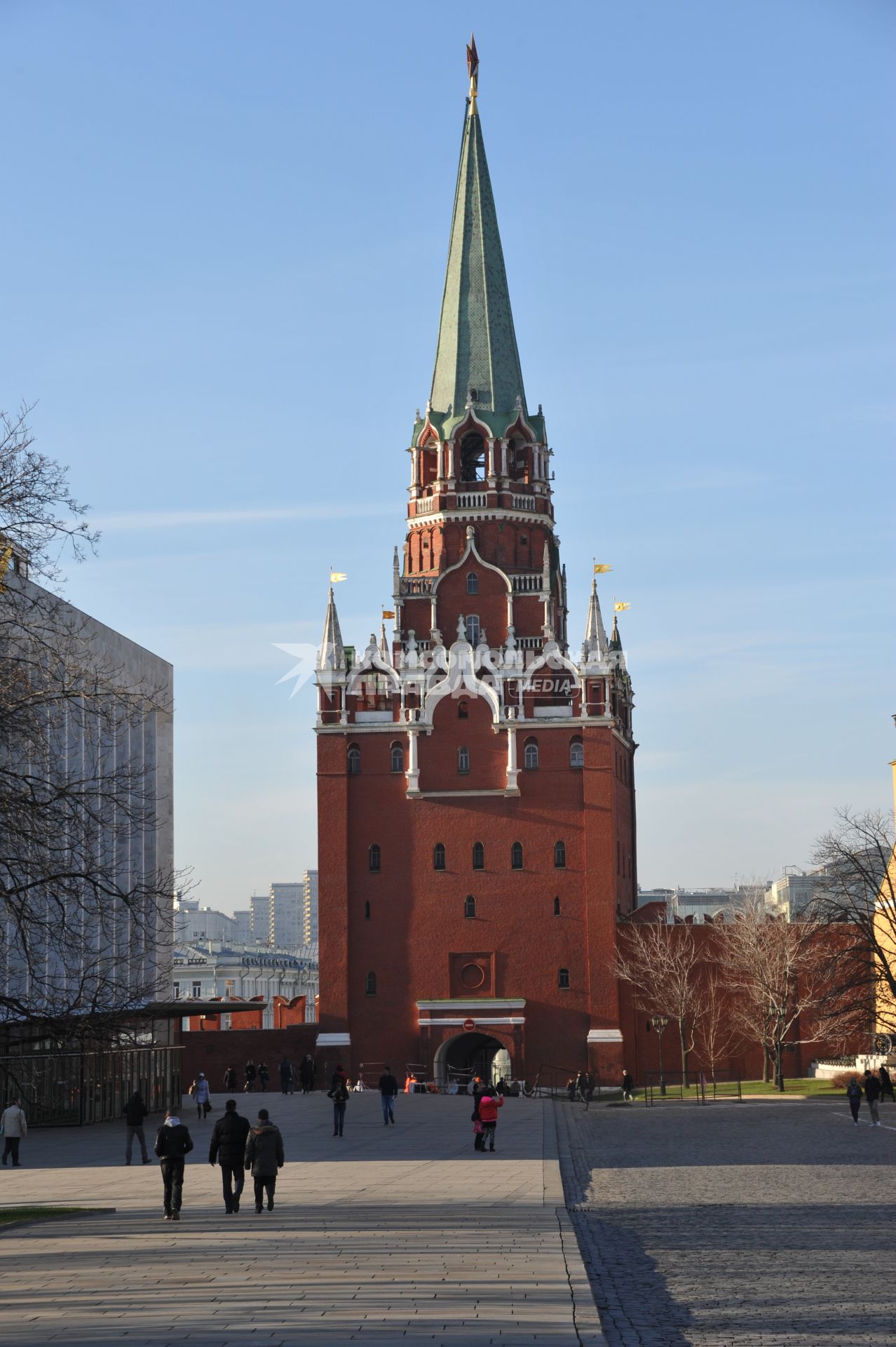 Москва. Троицкая башня на территории  Кремля.