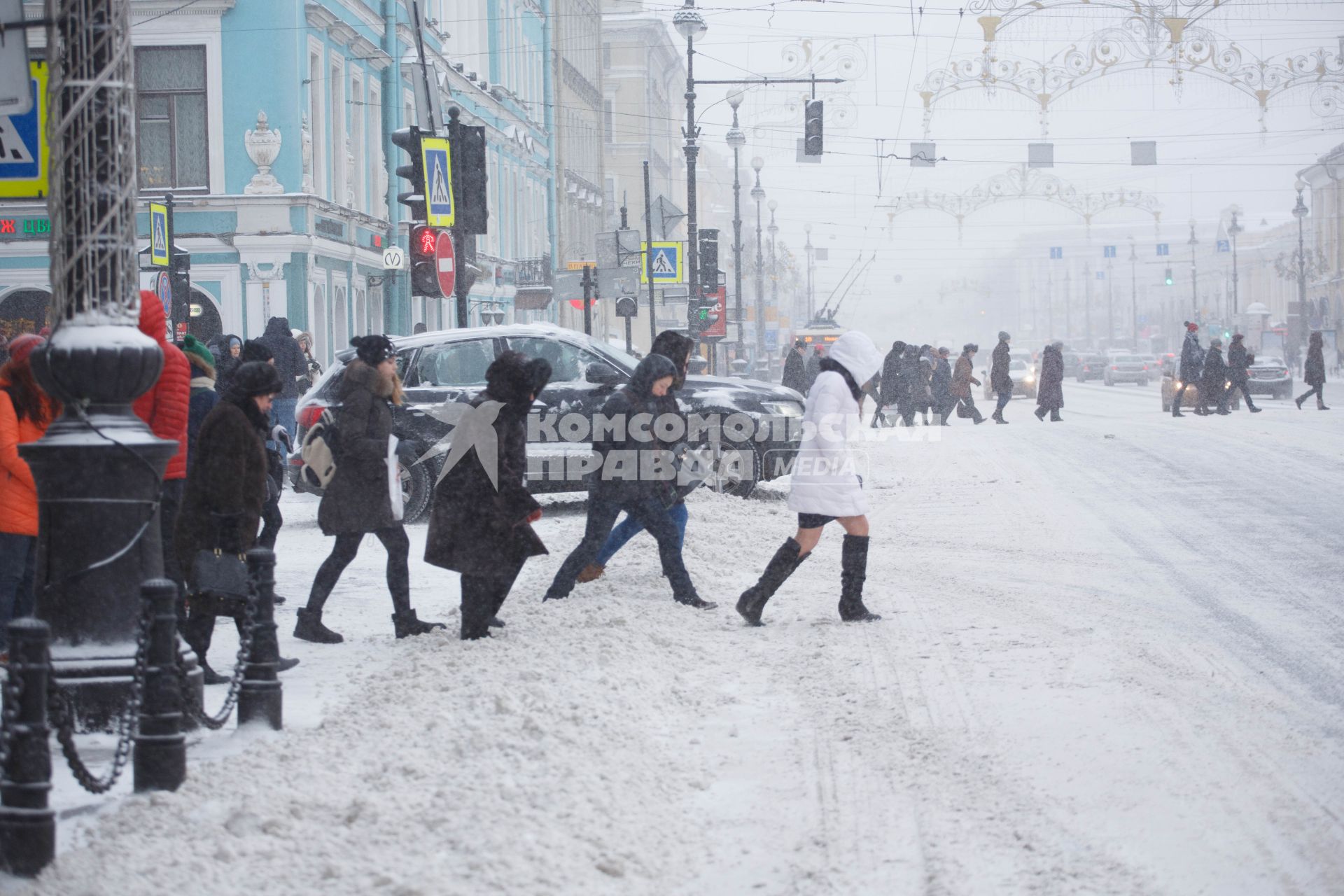 Санкт-Петербург. Пешеходы на Невском проспекте.