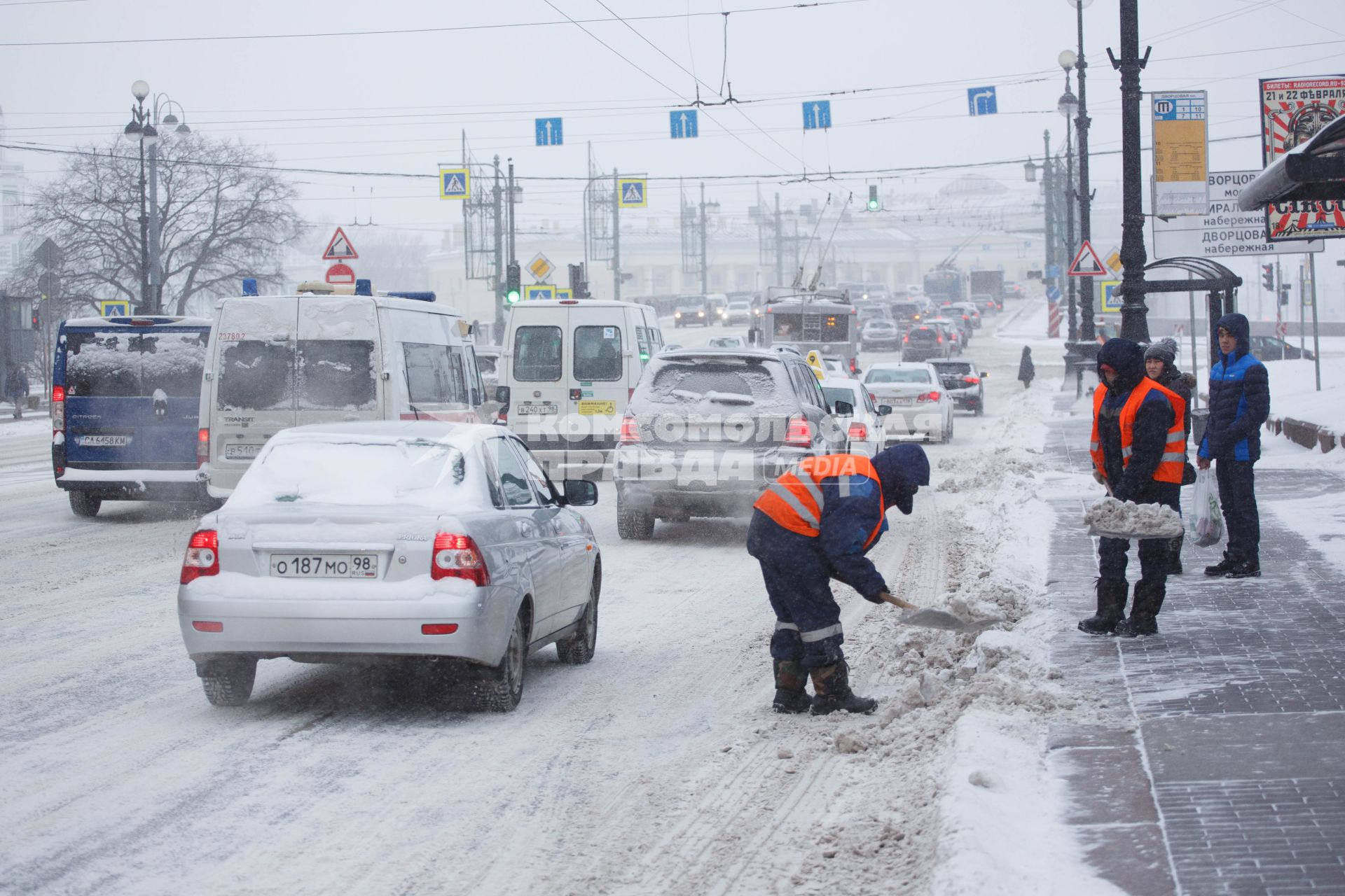 Санкт-Петербург. Работники коммунальных служб убирают снег.