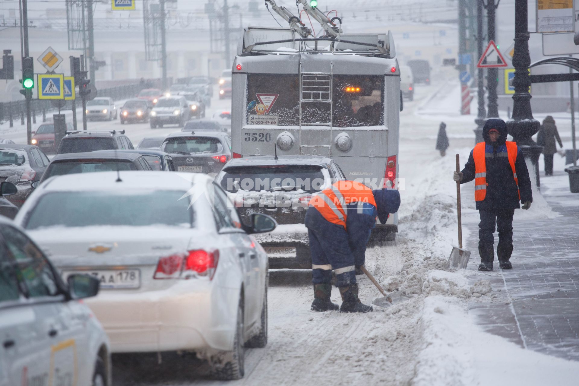 Санкт-Петербург. Работники коммунальных служб убирают снег.