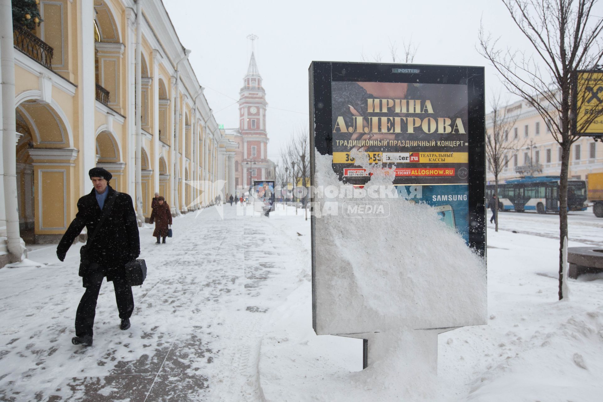 Санкт-Петербург. Люди идут по засыпанному снегом тротуару.