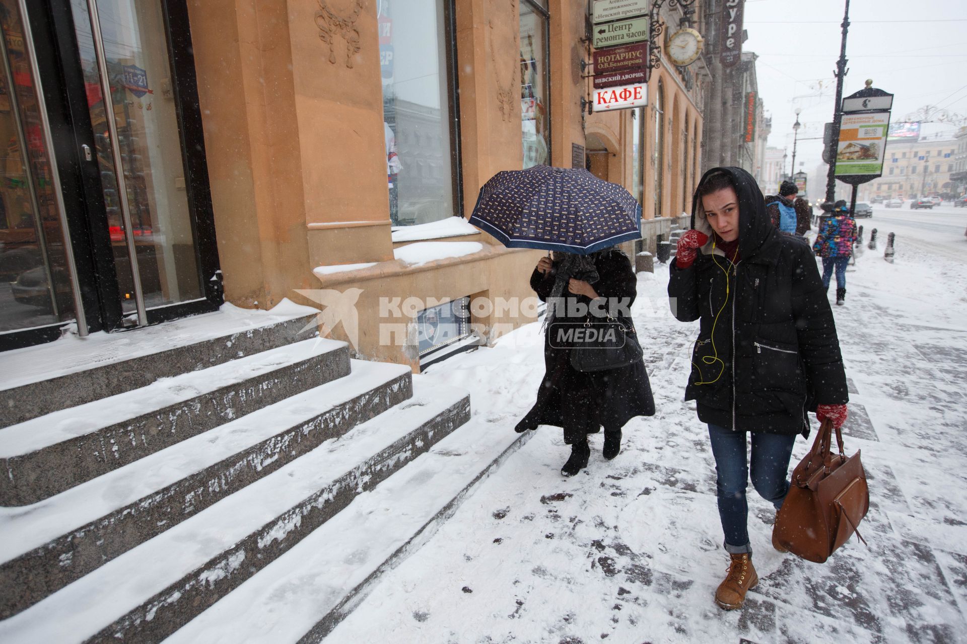Санкт-Петербург. Люди идут по засыпанному снегом тротуару.