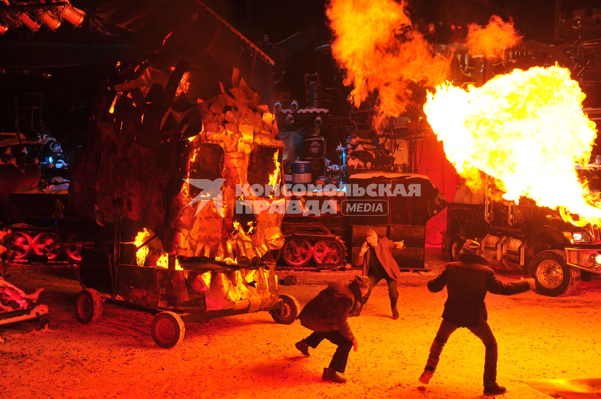 Москва.   Новогодние представление в байк-центре `Ночные волки` на улице Нижние Мневники.