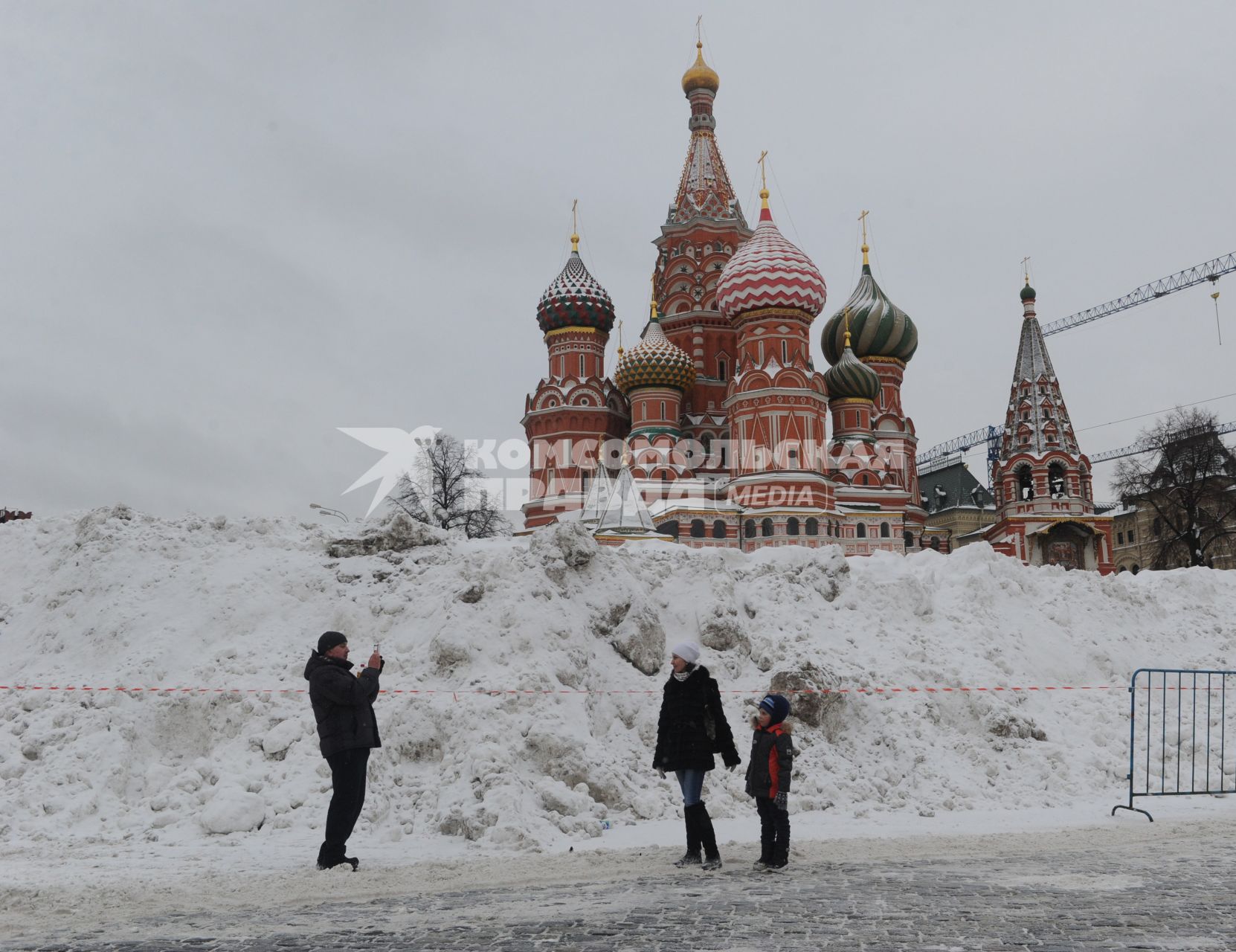 Москва.   Сугробы на Красной площади.