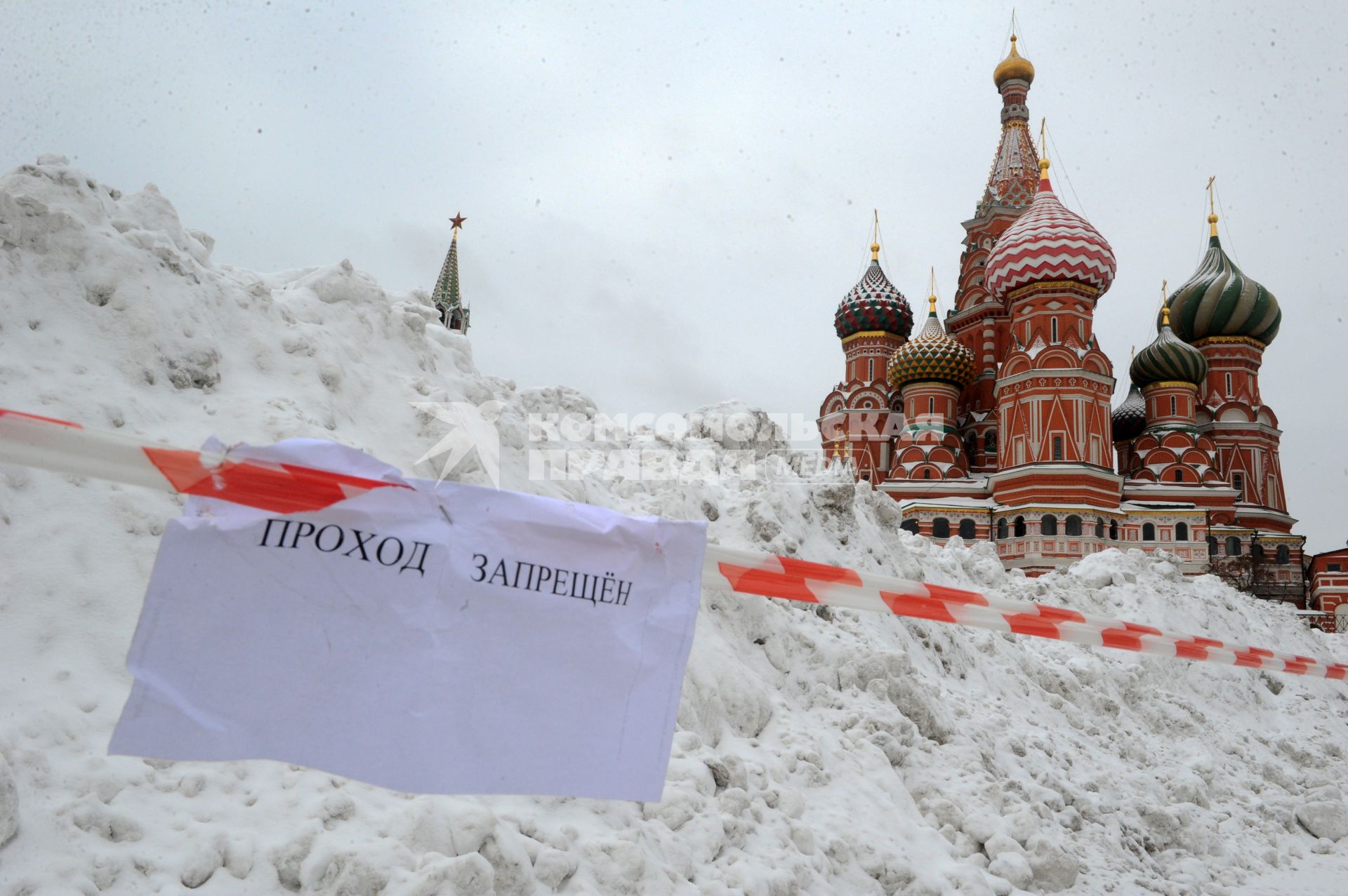 Москва.   Сугробы на Красной площади.