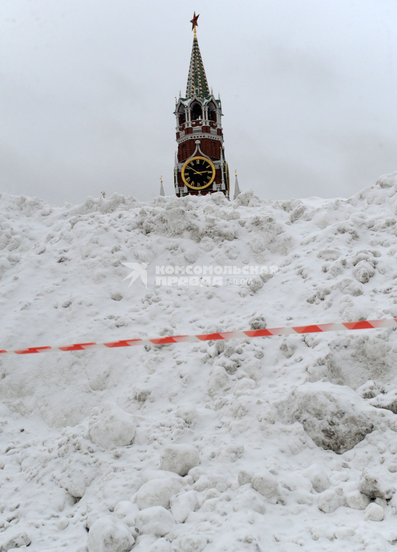 Москва.   Сугробы на Красной площади.