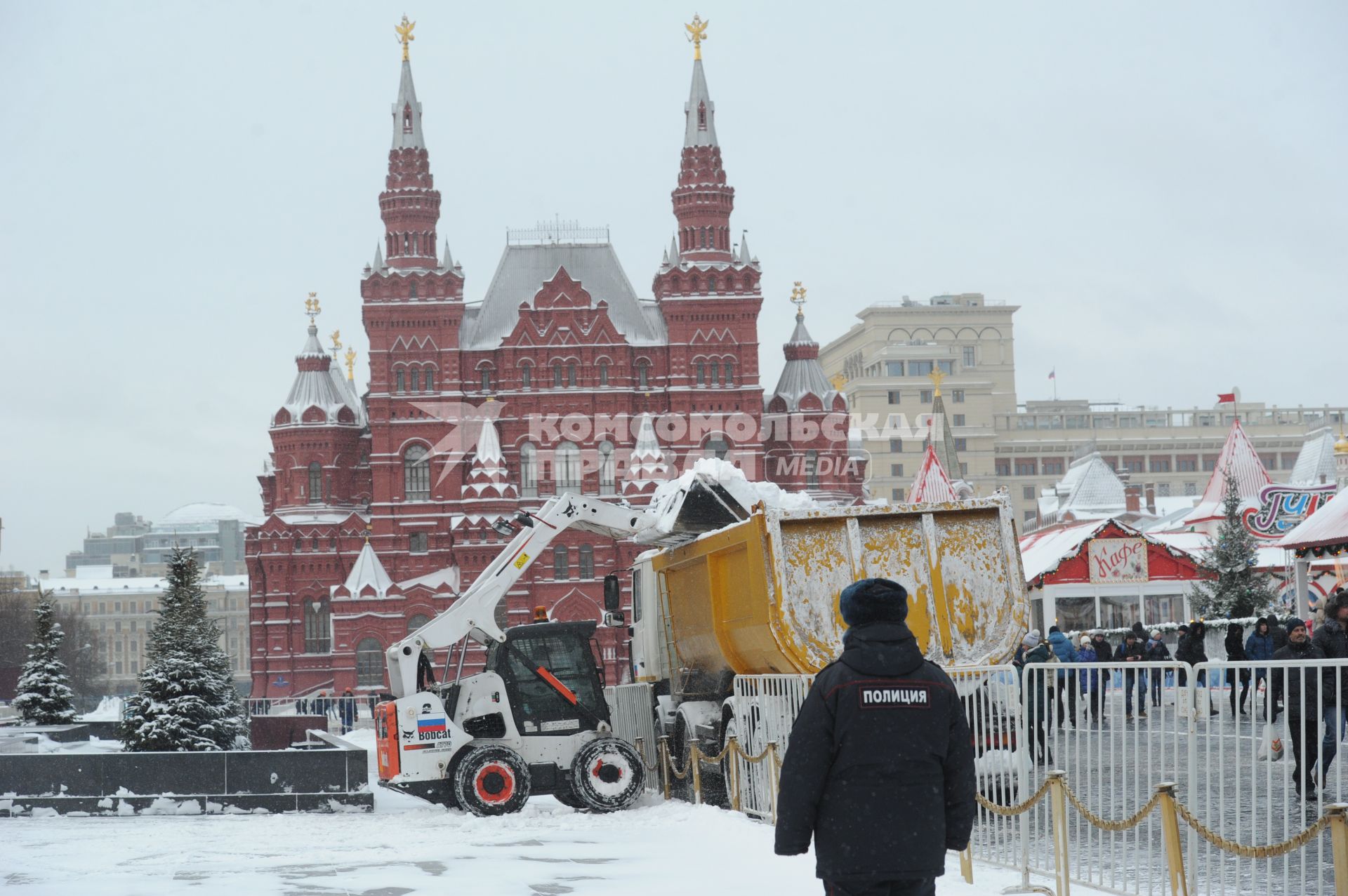 Москва. Работа снегоуборочной техники на Красной площади.