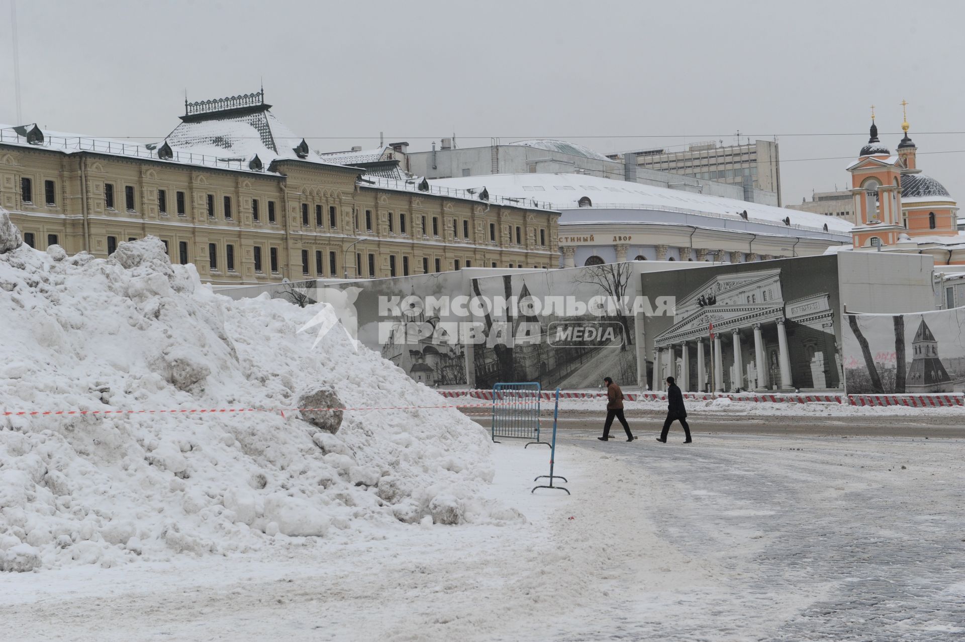 Москва. Сугробы на Красной площади.