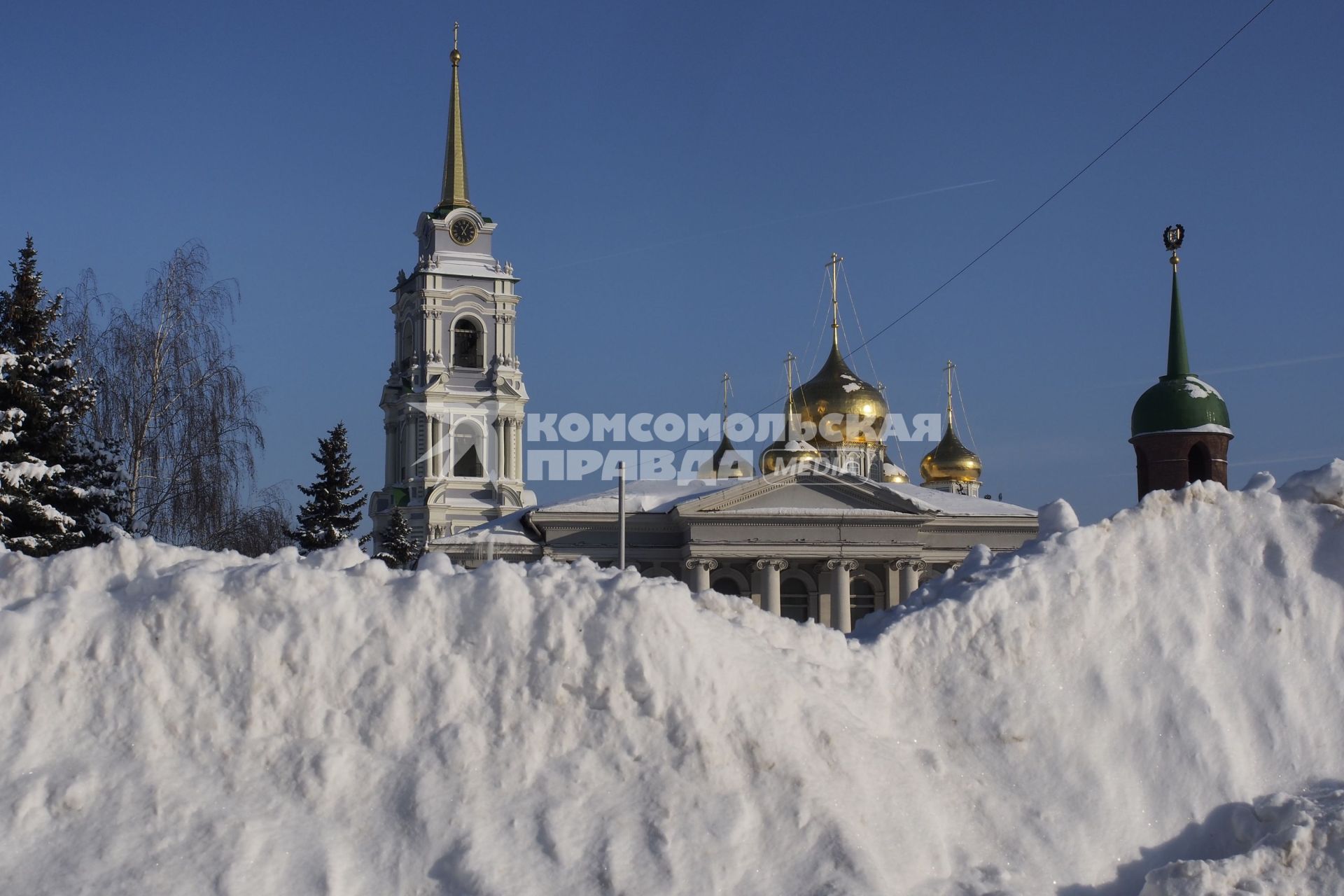 Тула. Сугробы на фоне Тульского кремля.