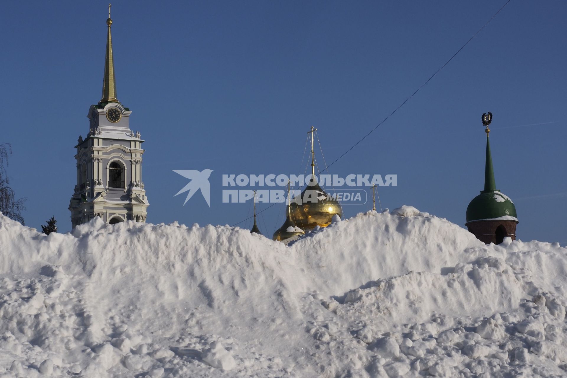 Тула. Сугробы на фоне Тульского кремля.