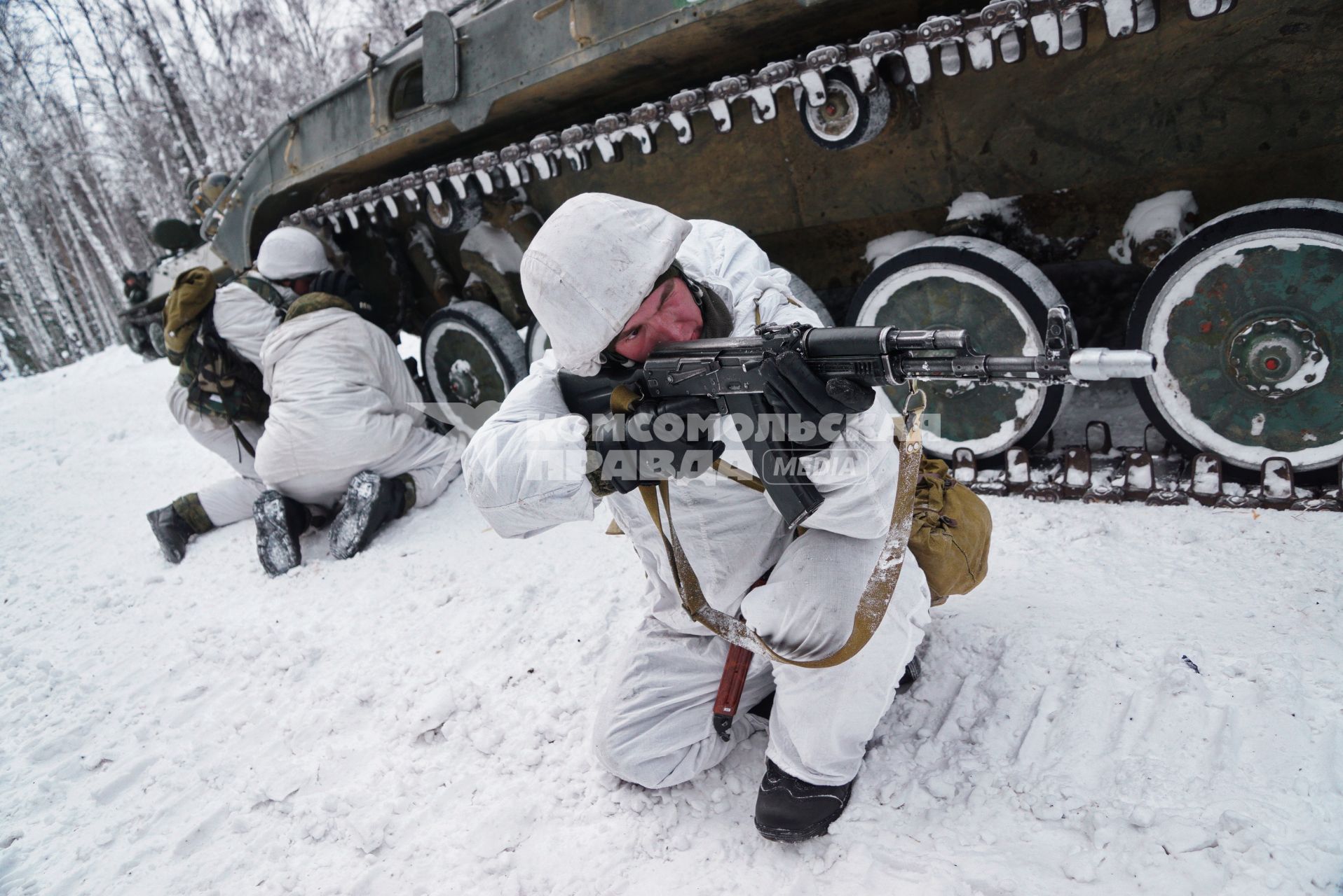 Свердловская область. Адуйский военный полигон. Военнослужащие мотострелковых войск выполняют задание по обеспечению движения БМП-2 в ходе проверки войск на способность слаженной работы между подразделениями.