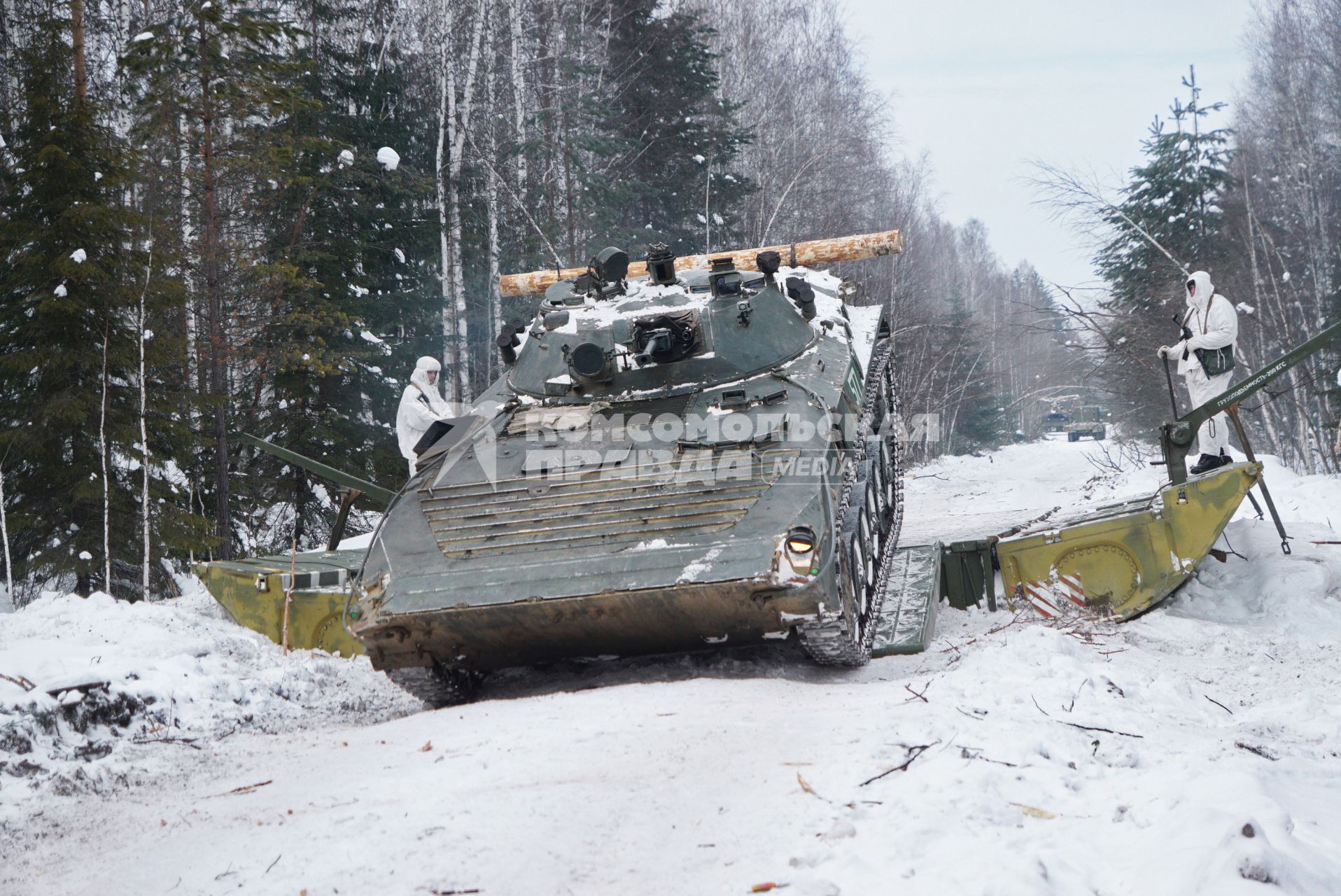 Свердловская область. Адуйский военный полигон. БМП-2 проезжает по пантонному мосту, наведенному военнослужащими инженерных войск в ходе проверки на способность слаженной работы между подразделениями.