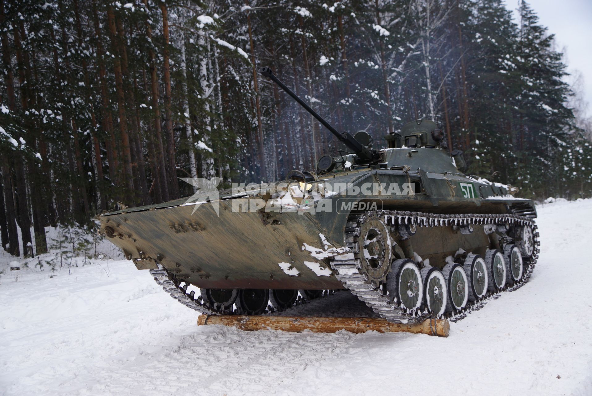 Свердловская область. Адуйский военный полигон. Военнослужащие мотострелковых войск выполняют задание по обеспечению движения БМП-2 в ходе проверки войск на способность слаженной работы между подразделениями.