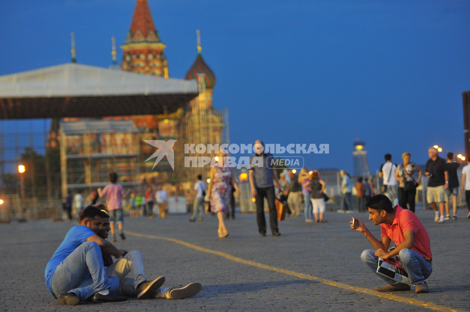 Москва. Иностранные туристы фотографируются на Красной площади.