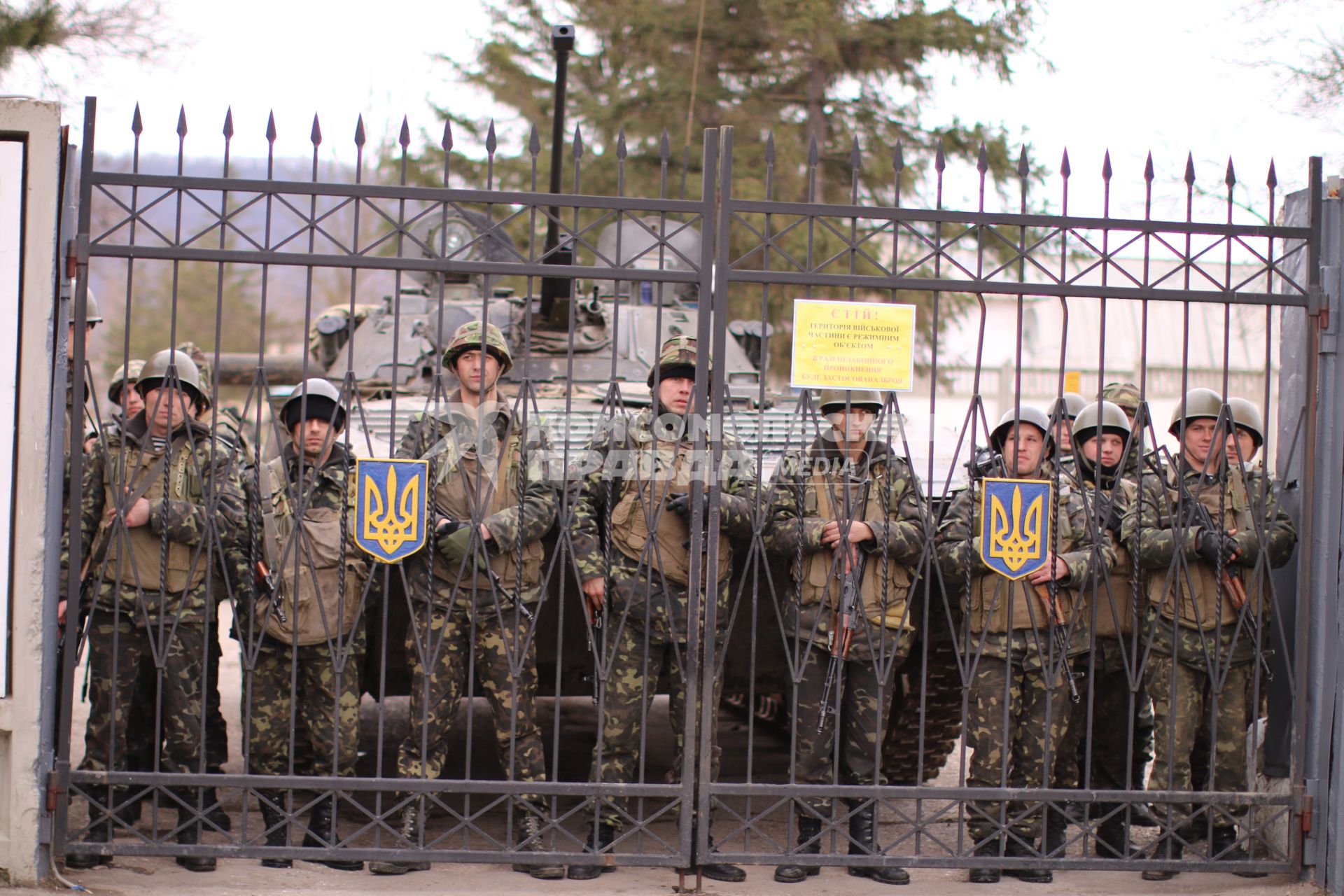 Крымский кризис. Военные без опознавательных знаков заблокировали военную часть А-2320 в селе Перевальное, которая отказалась сдавать оружие. Украинские военные за воротами.