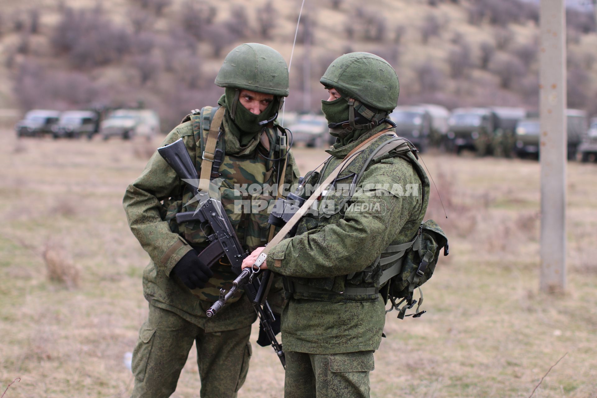 Крымский кризис. Военные без опознавательных знаков заблокировали военную часть А-2320 в селе Перевальное, которая отказалась сдавать оружие.