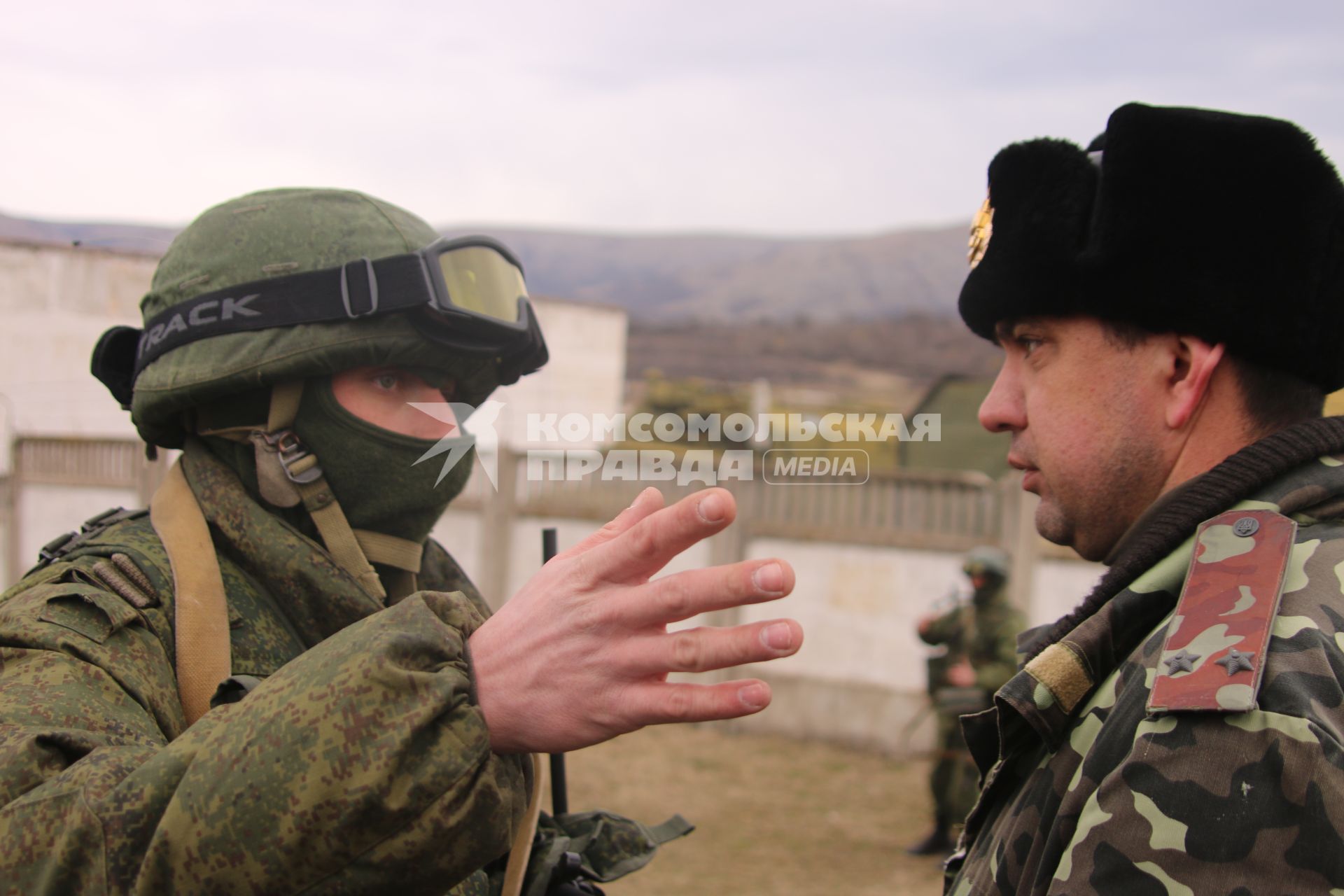 Крымский кризис. Военные без опознавательных знаков заблокировали военную часть А-2320 в селе Перевальное, которая отказалась сдавать оружие. Справа: замполит военной части капитан Валерий Бойко.