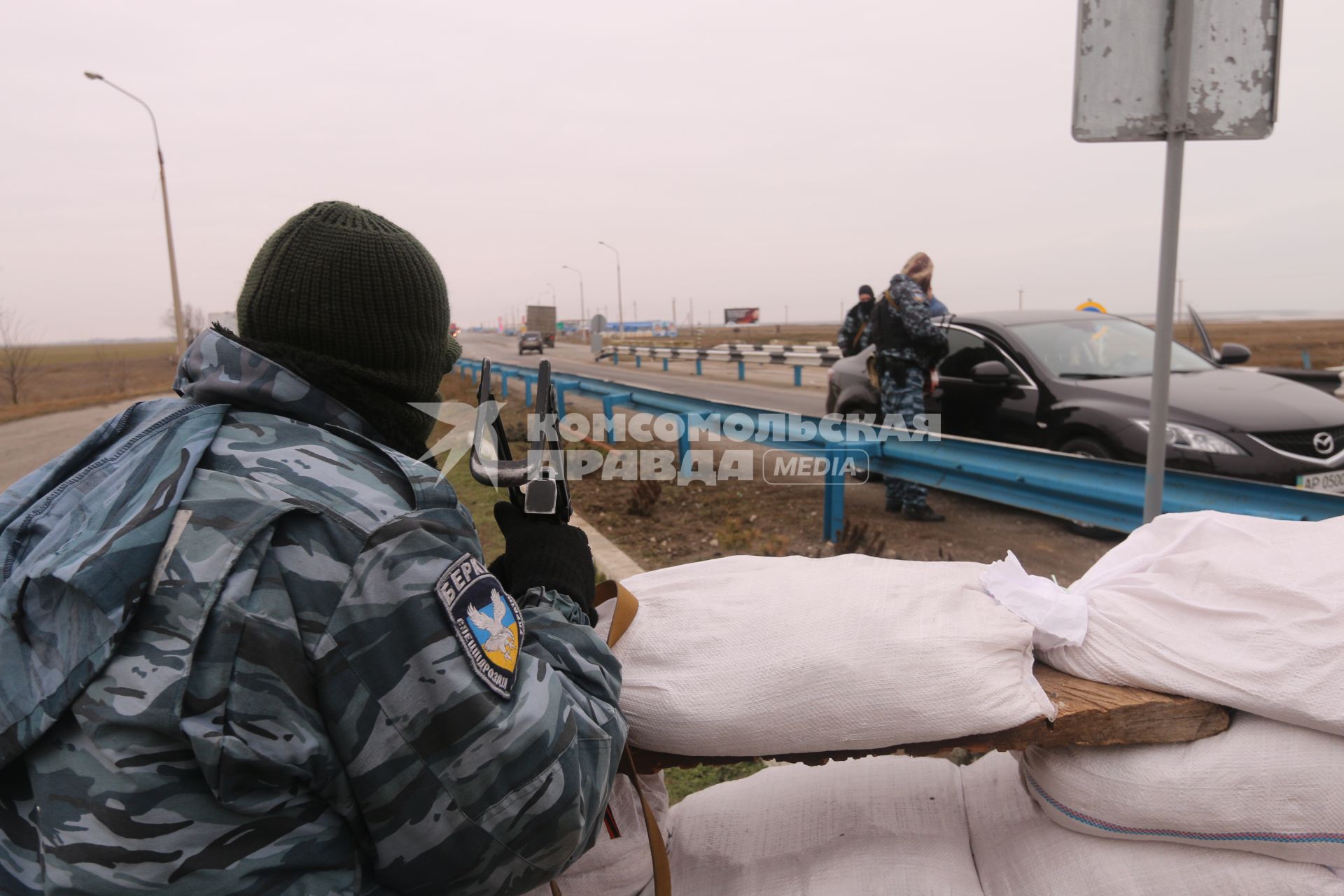 Крымский кризис. Турецкий вал. Блок-пост отряда самообороны Крыма. На снимке: бойцы спецподразделения `Беркут` проверяют автомобиль.