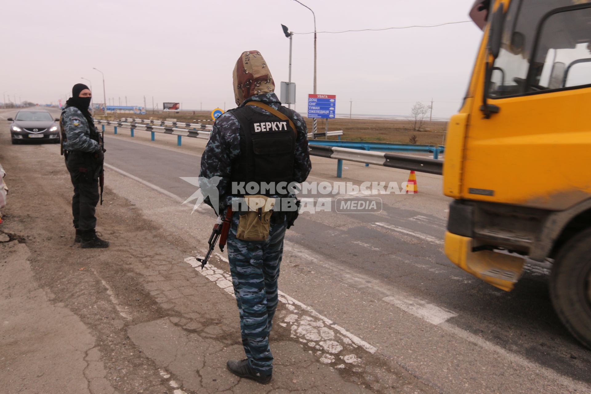 Крымский кризис. Турецкий вал. Блок-пост отряда самообороны Крыма. На снимке: бойцы спецподразделения `Беркут` проверяют фуры и автомобили.