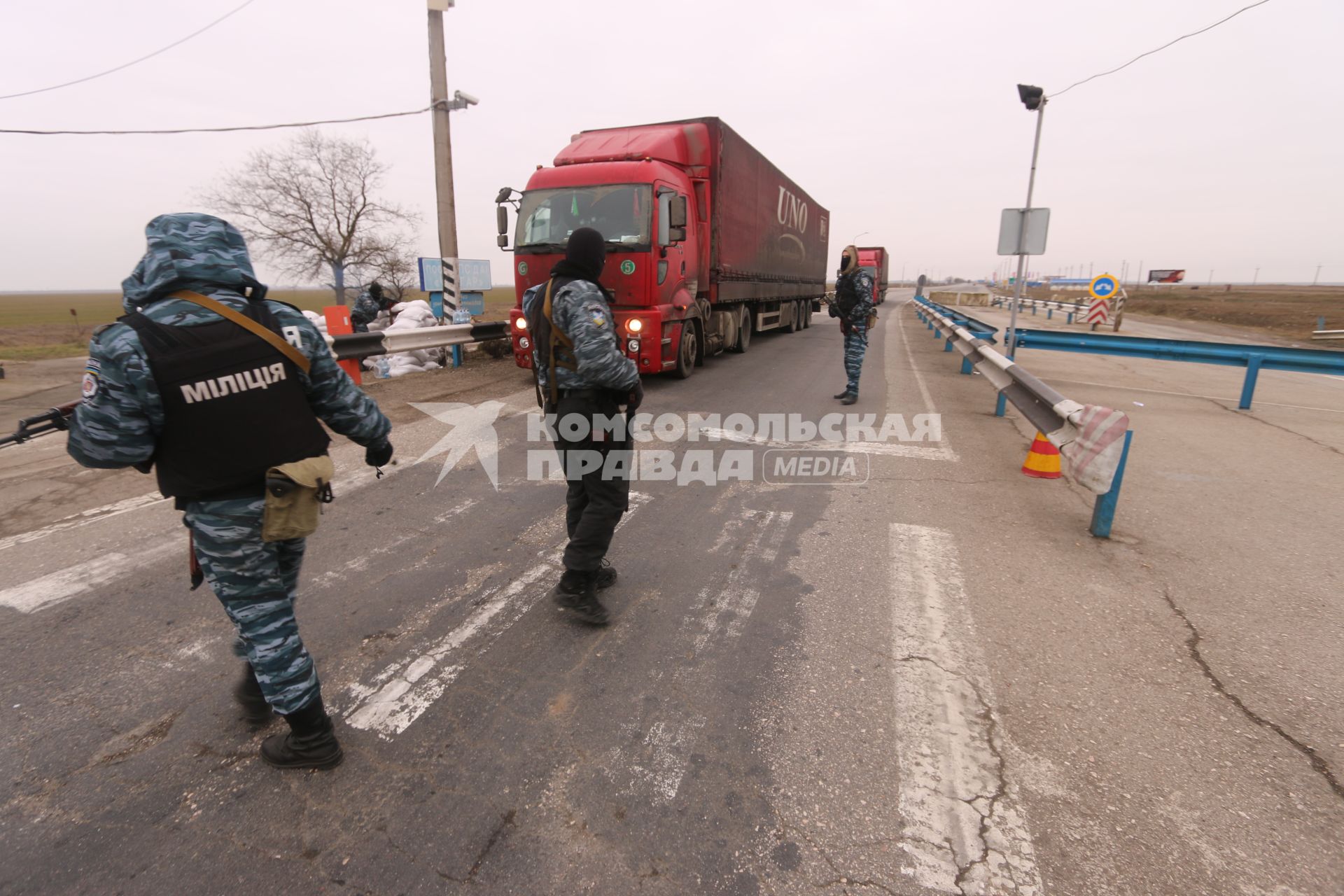 Крымский кризис. Турецкий вал. Блок-пост отряда самообороны Крыма. На снимке: бойцы спецподразделения `Беркут` проверяют фуру.