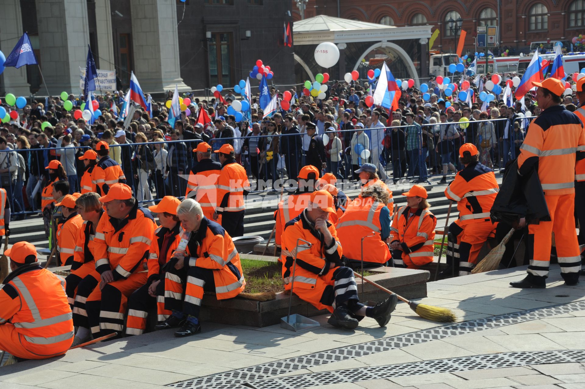 Москва. Участники традиционной первомайской демонстрации во время шествия от Красной площади к Тверской улице.