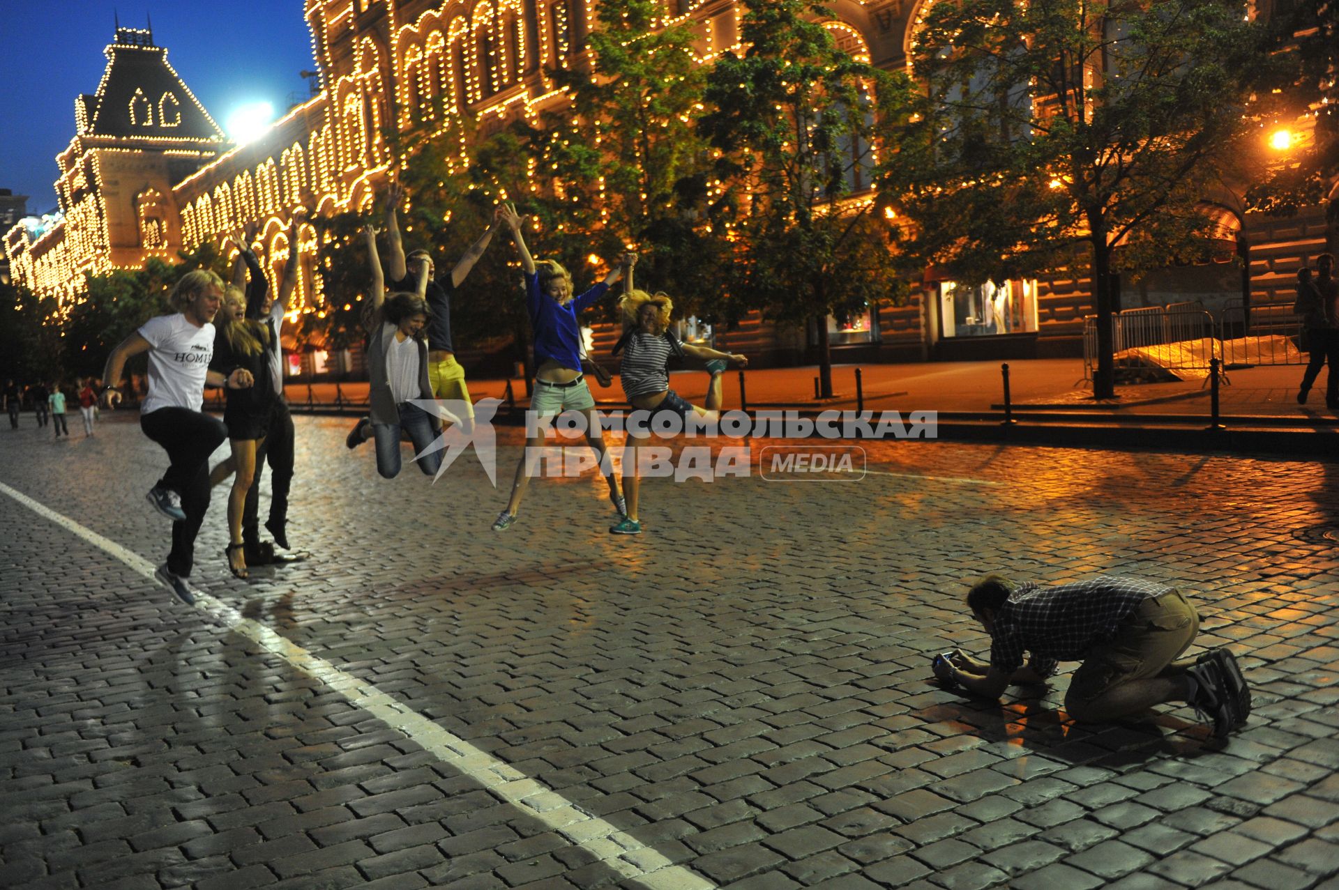 Москва. Продюсер Илья Стюарт (слева), актриса Светлана Устинова (вторая слева), креативный директор агентства FIRMA Даниил Сергеев (третий слева), актриса Анна Чиповская (четвертая слева), актриса Надежда Михалкова (вторая справа) и режиссер Резо Гигинеишвили (фотографирует) во время вечерней прогулки по Красной площади.