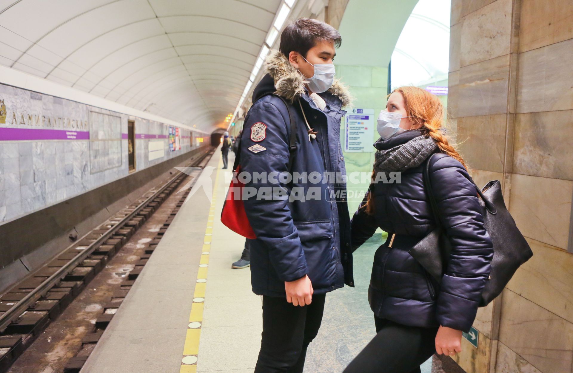 Санкт-Петербург. Молодые люди в медицинских масках на станции метро.