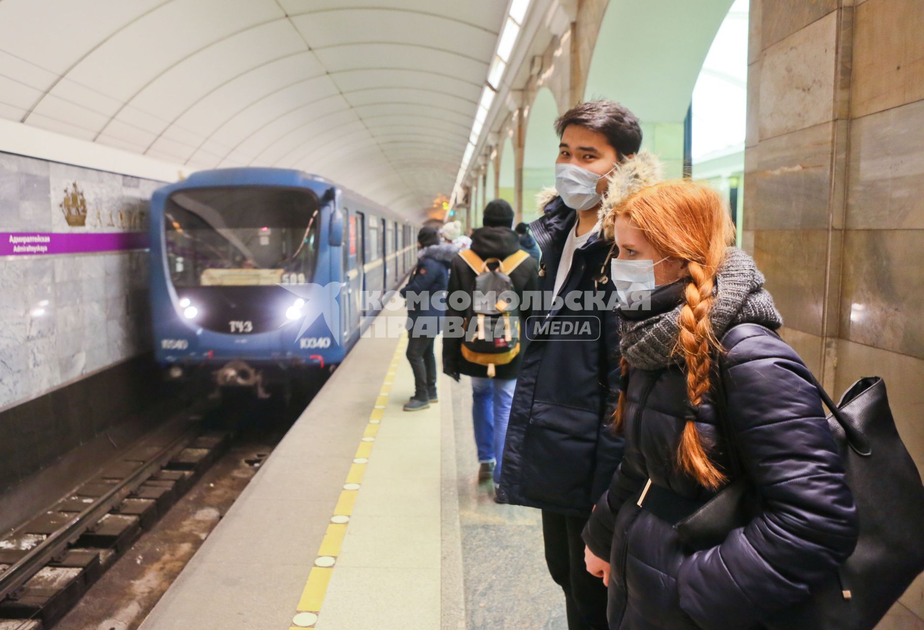Санкт-Петербург. Молодые люди в медицинских масках на станции метро.