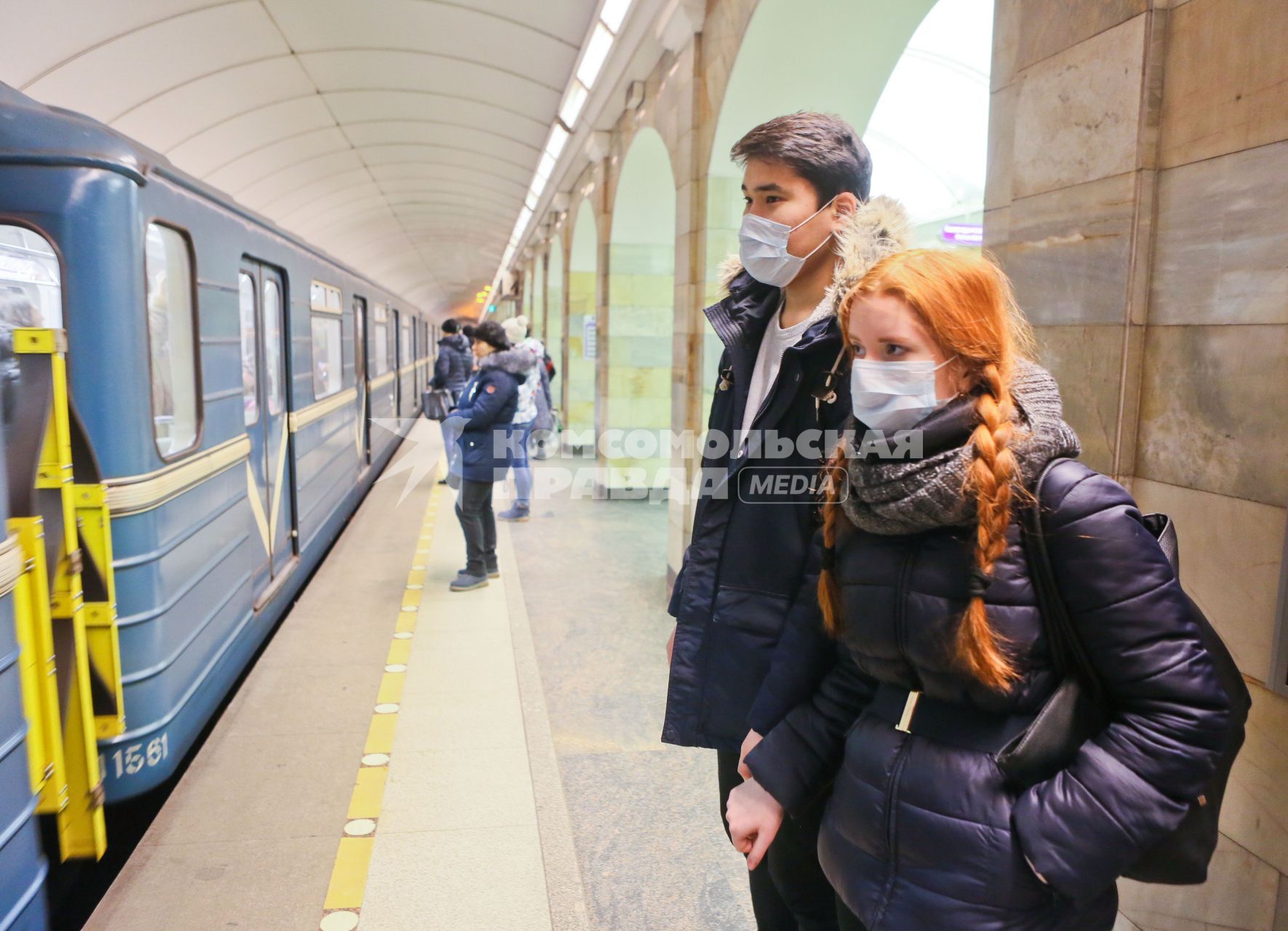 Санкт-Петербург. Молодые люди в медицинских масках на станции метро.