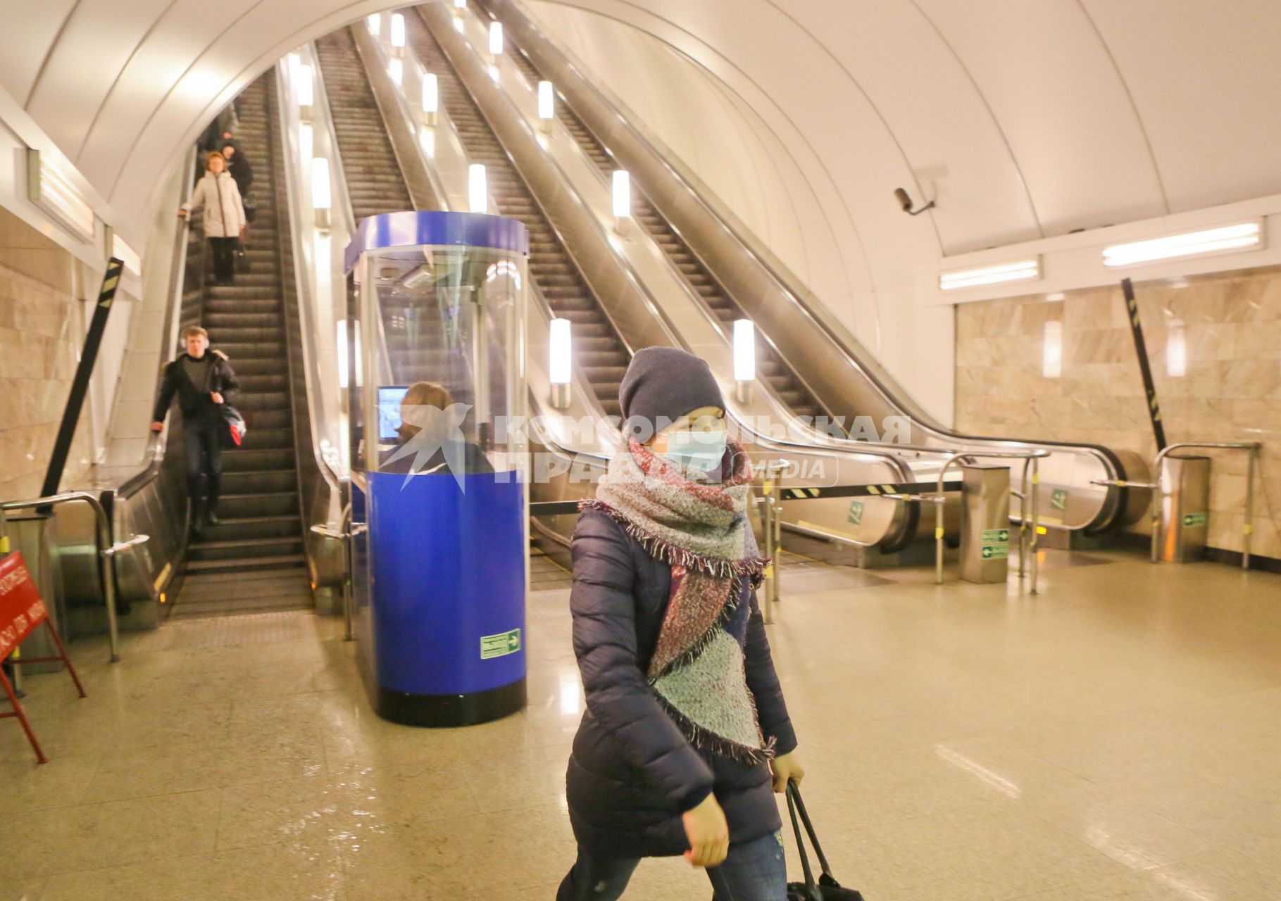 Санкт-Петербург. Девушка в медицинской маске на станции метро.