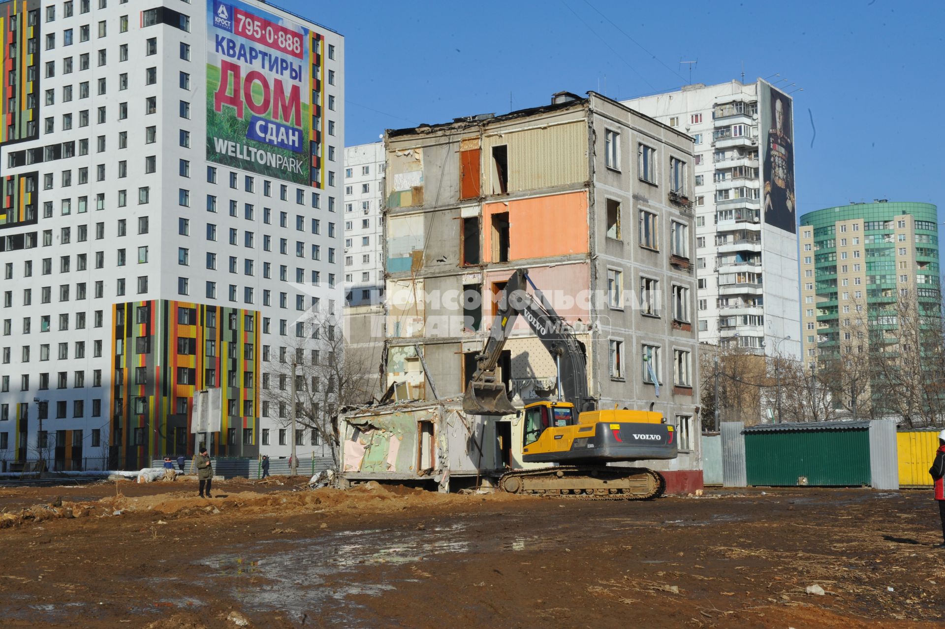 Москва. Снос пятиэтажного дома рядом с новыми домами Wellton Park.