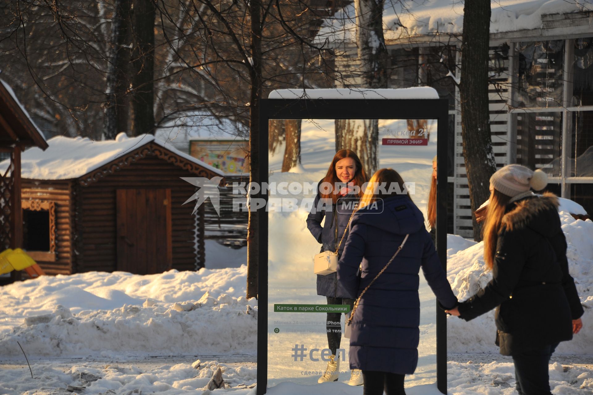 Москва. Девушки катаются на коньках в парке Сокольники.