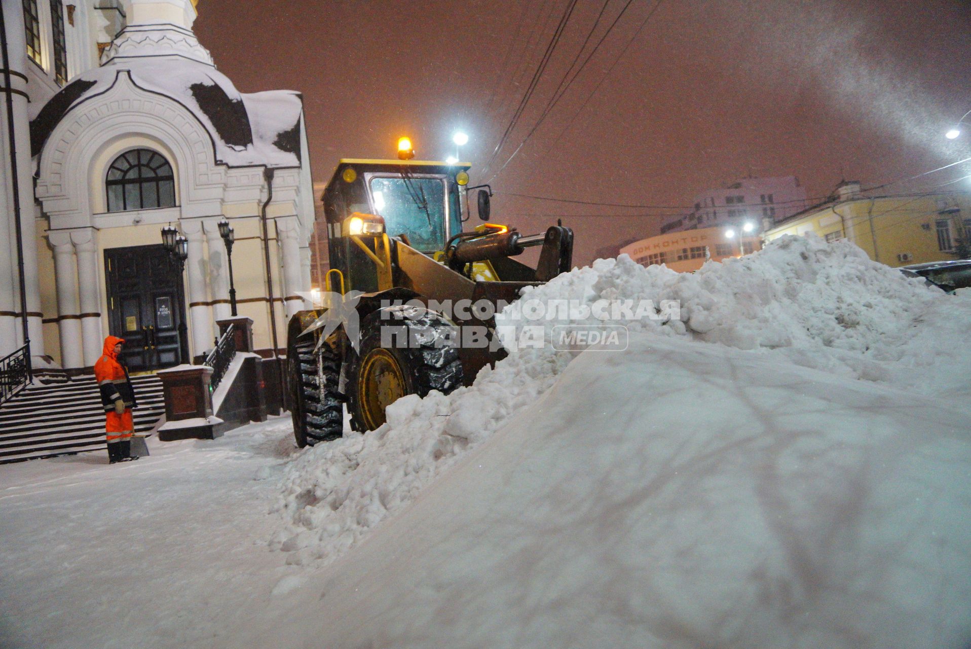 Екатеринбург. Трактор убирает снег с тротуара.