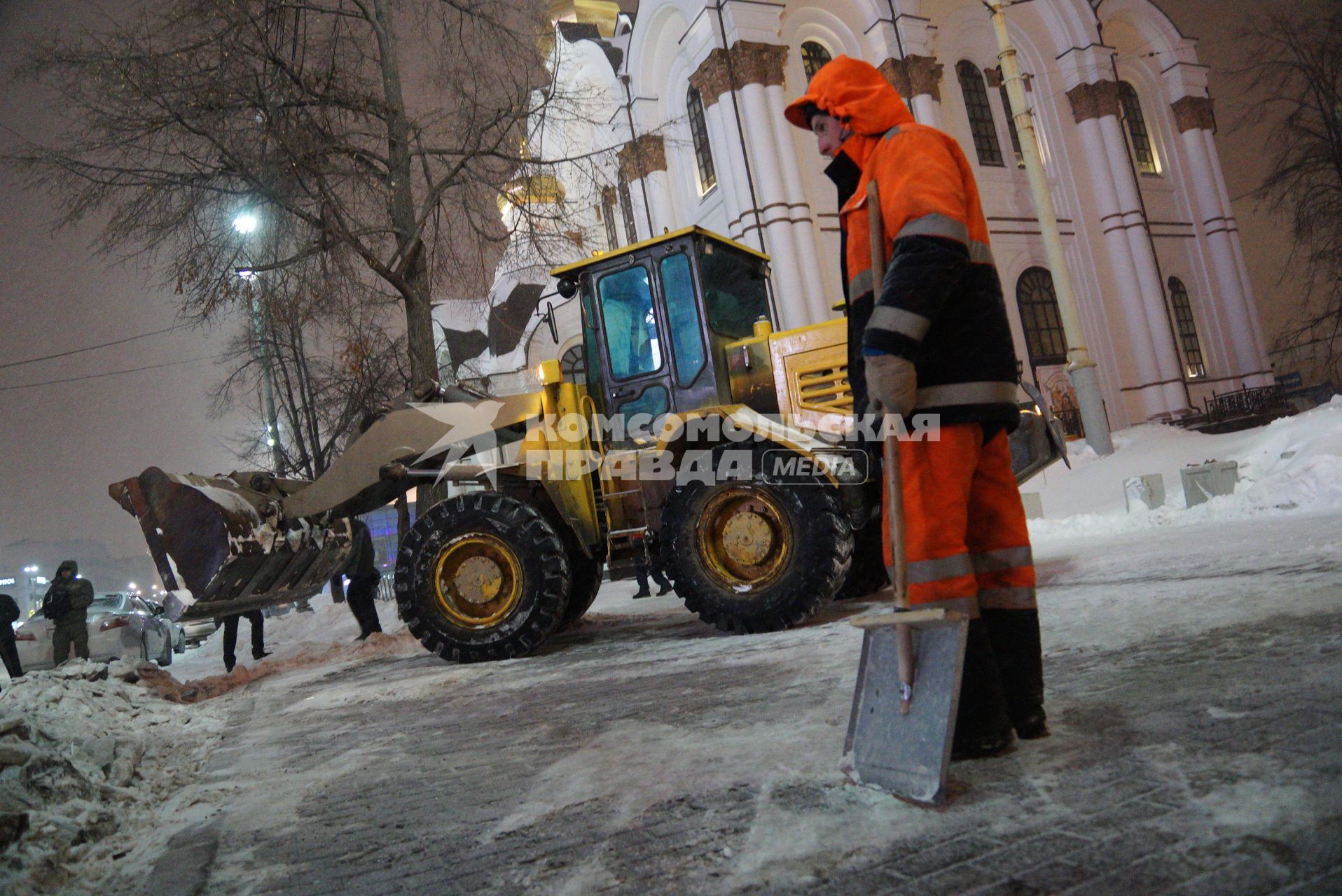 Екатеринбург. Трактор убирает снег с тротуара.