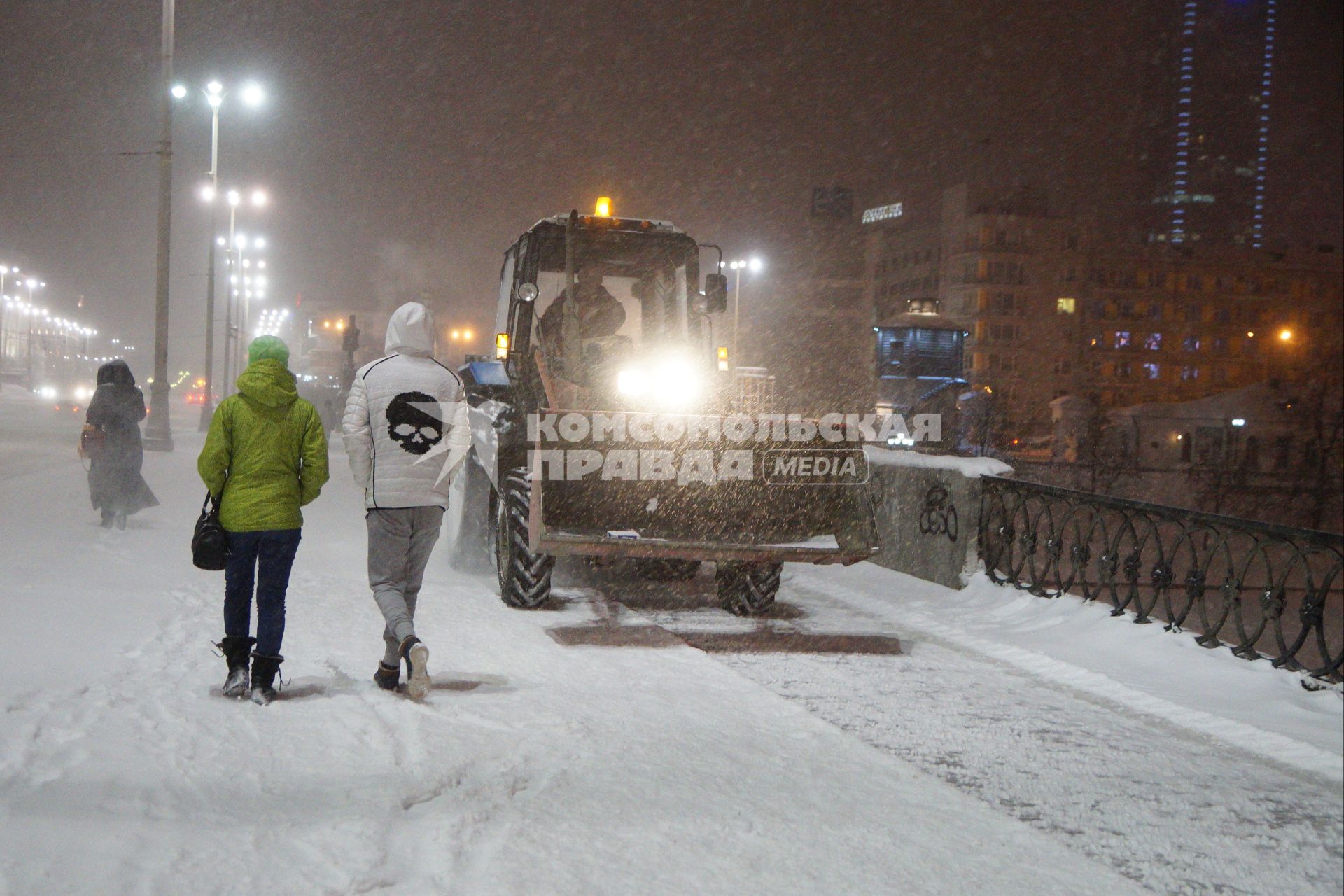 Екатеринбург. Трактор убирает снег с тротуара.