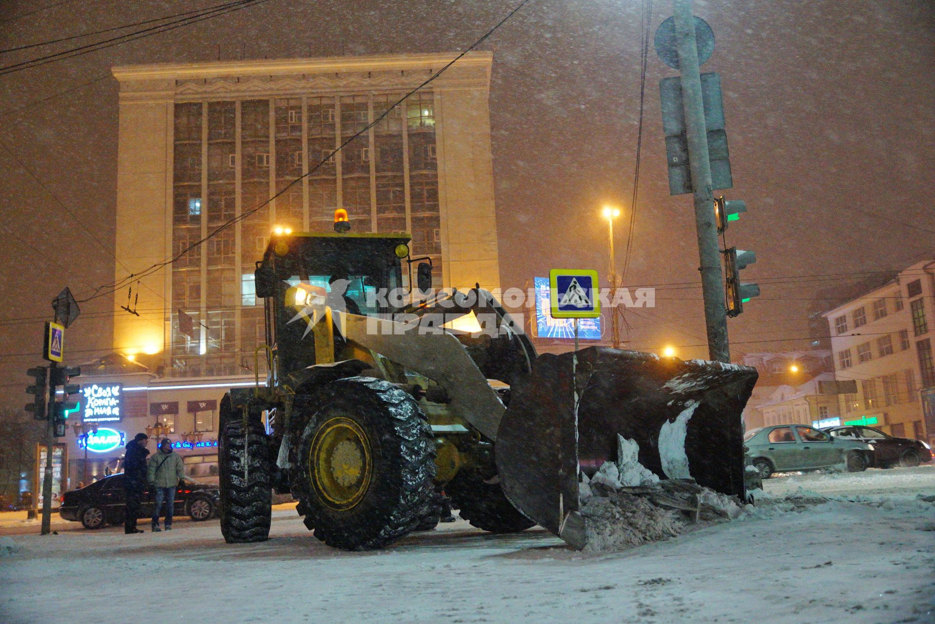 Екатеринбург. Трактор убирает снег с тротуара.